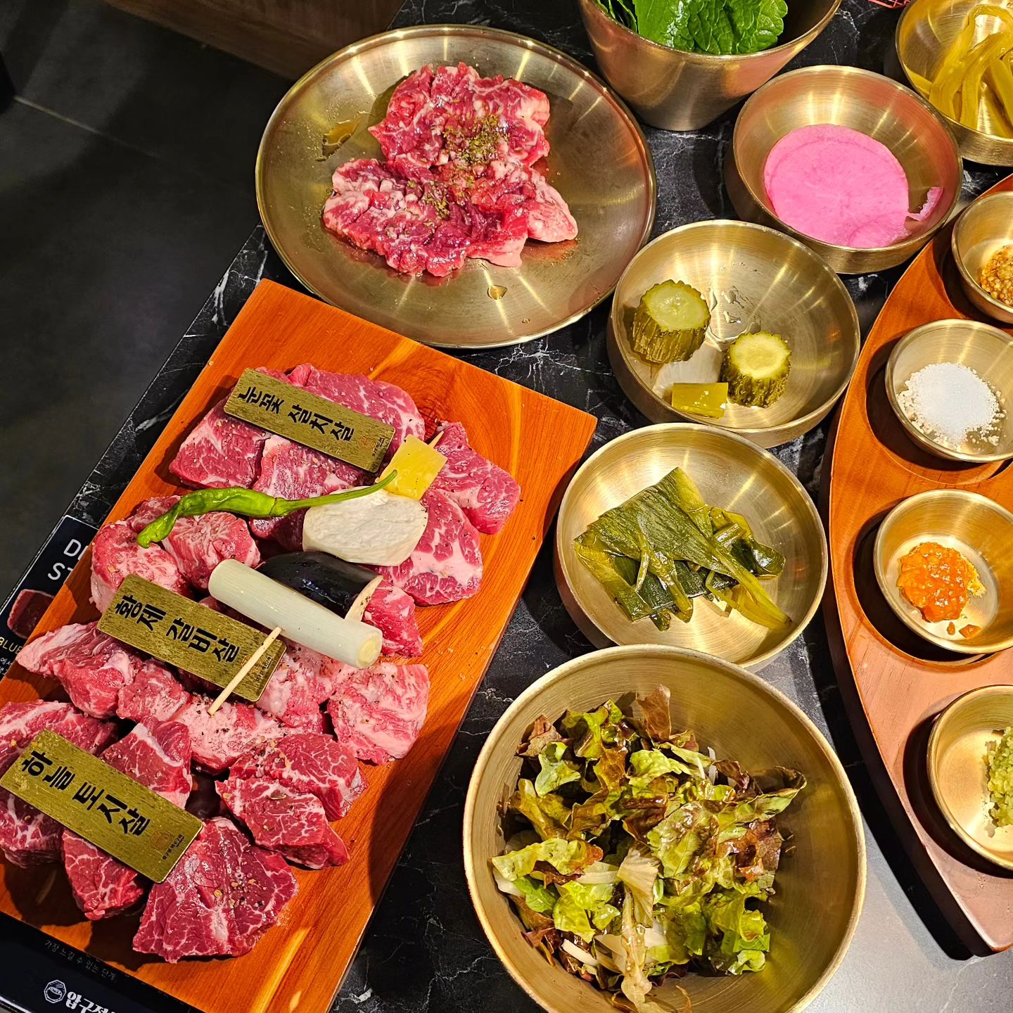 🥩가성비 좋게 소고기를 먹을 수 있는 압구정화로구이

토시살, 갈비살, 살치살이 나오는 화로한판(500g)과
신메뉴인 양념갈비살 1인분(100g) 주문했어요
주류도 다양하게 판매중이었는데 이날은 하이볼로 선택
부위별로 팻말붙어나왔고 숯불화로에 구워서 맛있게 먹었어요

양념갈비살은 생각보다 간이 세지않아서 소스와 함께 먹기 좋았고
기본찬과 소스도 다양하고 부족한건 셀프바가 있어서 편하게 이용가능!
해물된장찌개와 밥으로 마무리 🫡
맛있게 먹었으니 0Kcal 였으면 좋겠다🐽

🎈압구정화로구이 합성점
✔️경남 창원시 마산회원구 합성남7길 14 1층
✔️평일 16:00-23:00
✔️주말 12:00-23:00
✔️0507-1328-4592

#압구정화로구이합성점 #창원소고기 #합성동소고기 #합성동소고기맛집 #합성동데이트 #마산소고기 #합성동맛집 #마산합성동맛집 #마산압구정화로구이 #압구정화로구이