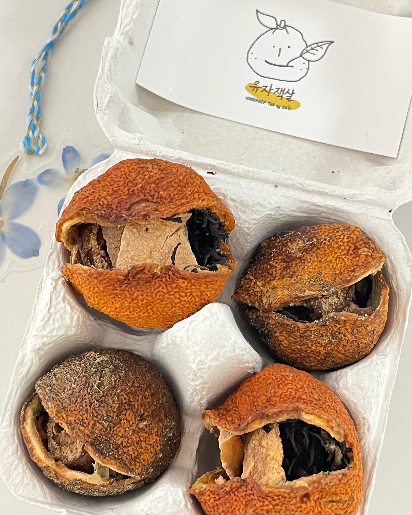 🍊요즘 차먹는 취미 생긴 나-!
내가 사자마자 품절되어서 겨우먹어본 유자잭살차🍊
4알만 산 나,,, 반성해라.
12월에 오픈이라니 꼭 다시 사야지,,

토종 유자 안에 돌배, 모과, 백차에 하동 전통 홍차 인 잭살을 넣어 만든 우리나라 약차 

딱 깔끔하고 상큼한 맛🫶🏻 입이 정리되는 맛!
냉침하는게 나에겐 더 매력적이었음-!

#유자잭살 #유자잭살차 #유자차 #차