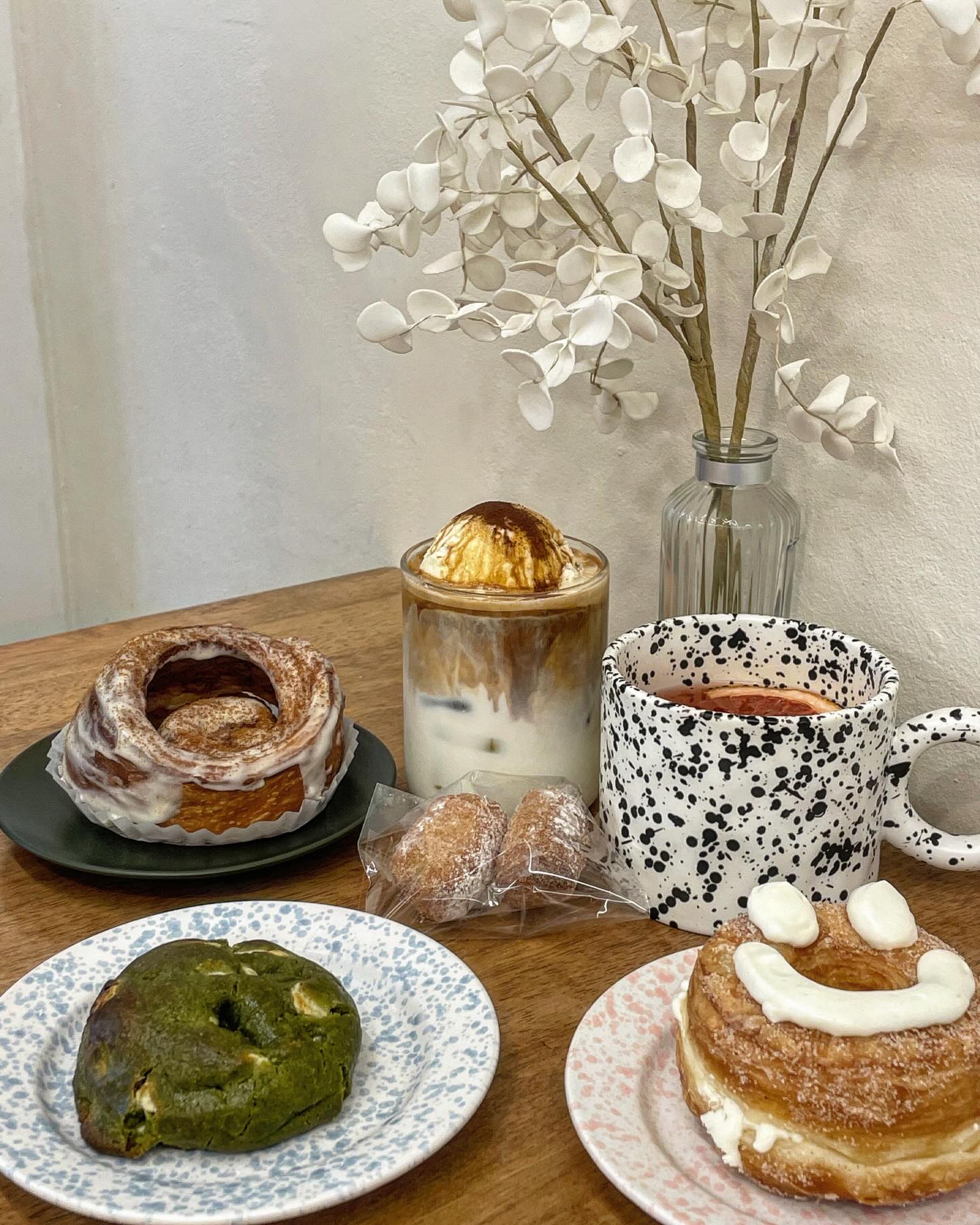 ▪️오멘

카페 오멘은 아라동에 위치한 카페로 
직접 베이킹하여 신선하고 맛있는 
디저트를 맛볼 수 있는 곳이에요. 

디저트 종류도 다양해 선택의 
폭이 넓고 음료도 맛있어 
완전 아라동에 몇 없는 
맛있는 디저트 카페랍니다. 

카페도 아기자기하니 예쁘고 
애견동반이 가능하니 
아라동 애견동반가능한 디저트 카페 
찾으시는 분들에게 추천드려요.

- 아란5길 13 1층
- 11:00-21:30(라스트오더 21:20)