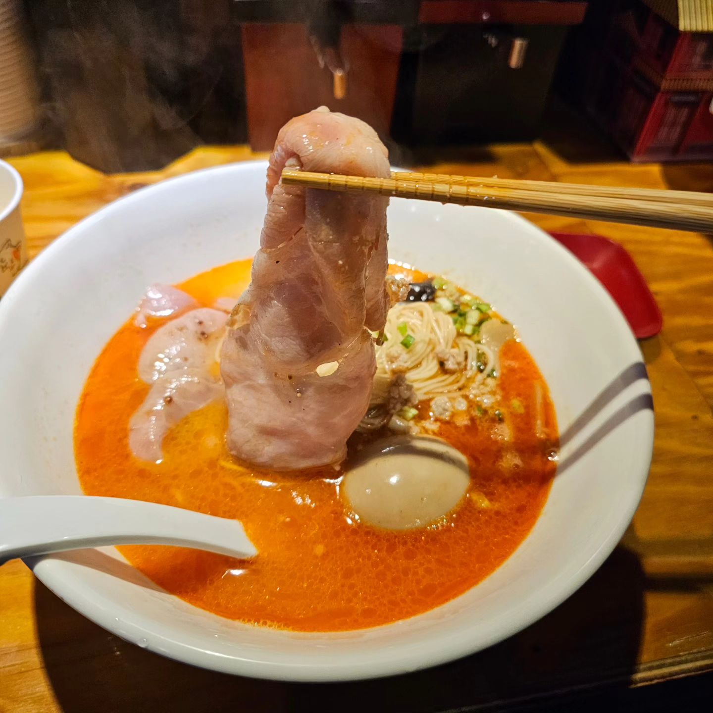 •
-
얼큰하고 진한 국물의 라멘
.
간이 잘 베인 면 후르릅 하면 행복이 밀려오는 기분
.
큼직한 돈코츠는 완벽한 토핑
.
중간에 계란 반 갈라서 국물에 비빌비빌
.
마무리까지 공기밥 말기..
.
참지 못한 마무리
-
#모란맛집#모란역맛집#성남모란맛집#성남동맛집#모란라멘#모란역라멘#성남라멘#성남동라멘#모란밥집#모란역밥집#모란혼밥#모란역혼밥#라멘맛집#성남라멘맛집#대장부