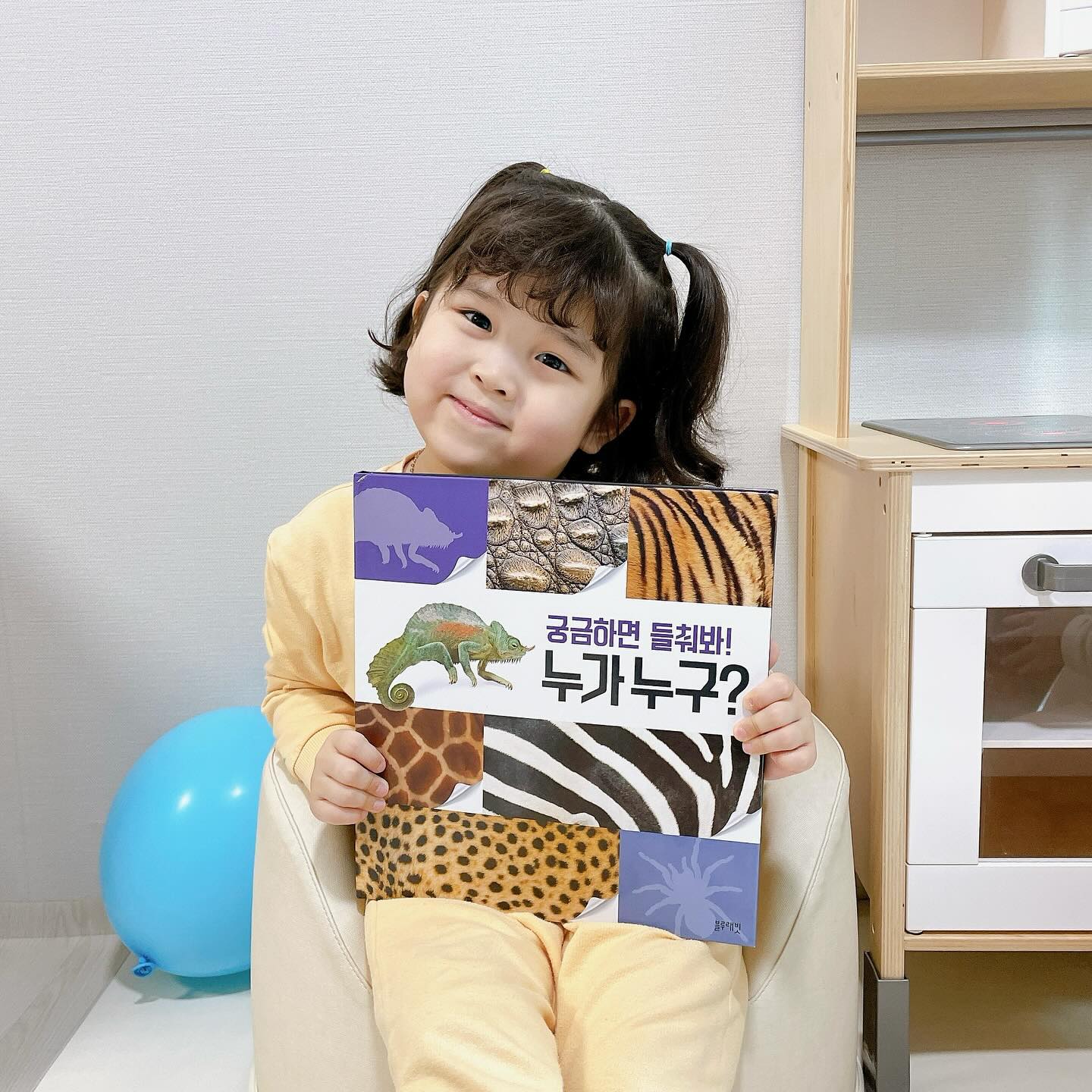 #협찬

블루래빗 생생자연관찰 추가구성에서 만나볼 수 있는
<궁금하면 들춰 봐! 누가 누구?>는
플랩북 형식으로 동물들이 팝업으로 쏟아져 나와
아이들의 호기심과 관찰력을 키워줄 수 있는데요.

무늬와 촉감이 다른 동물들을 보먄서
어떤 동물인지 맞춰보는 재미가 있고
플랩북으로 동물의 특징을 생생한 사진으로 관찰하며
수수께끼를 풀어서 아이들이 재미있게 참여할 수 있었어요.

무엇보다 블루래빗 자연관찰 본책들과 연계되어 있어서
모르는 문제는 책으로 다시 한번 찾아보면서
확실하게 배울 수 있어서 아주 만족스러웠답니다.

6세, 4세 자연관찰 전집으로 추천하는
블루래빗 생생자연관찰🩵
bluerabbit_official_korea 
#6세전집추천 #4세전집추천 #자연관찰
#블루래빗자연관찰 #유아전집
#자연관찰전집 #전집추천 #자연관찰추천
#누리과정 #초등교과과정 #통합사고 #체험학습
#탐구사고력 #블루래빗 #유아전집 #국민전집
#자연관찰책 #토끼펜 #생생자연관찰 #블루래빗전집 #증강현실