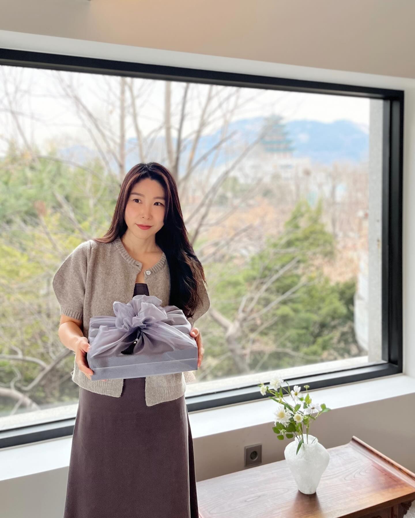 #협찬 pyunkangyul

주1회 정도는 방문하는 삼청동,
가볼만한 곳은 다 가봤다고 생각했는데
이런 곳이 있었다니 +_+ 왜 이제 알았냐구~
#삼청동데이트 장소로 편강율 쇼룸 어때요
곳곳이 포토 스팟이라 여자친구가 좋아할거에요
특히 2층 창가에서 찍으면 북촌 전경이 들어와 예쁨
작지만 정원도 있고 한옥의 정취도 느낄 수 있고
직원분이 따뜻한 tea 서비스도 받아볼 수 있는
#실내데이트 장소거든요

궁금했던 편강율 제품들 테스트해볼 수 있는데
블랙티 라인은 엄마가 좋아하실 거 같아서
선물해드리려고요! 

📍서울 종로구 북촌로5가길 35-4
(11:00 - 20:00 / 매주 화요일 휴무)

#북촌가볼만한곳 #삼청동가볼만한곳 #서울가볼만한곳 #국내여행 #서울데이트 #국내여행지추천 #서울데이트코스 #서울근교여행