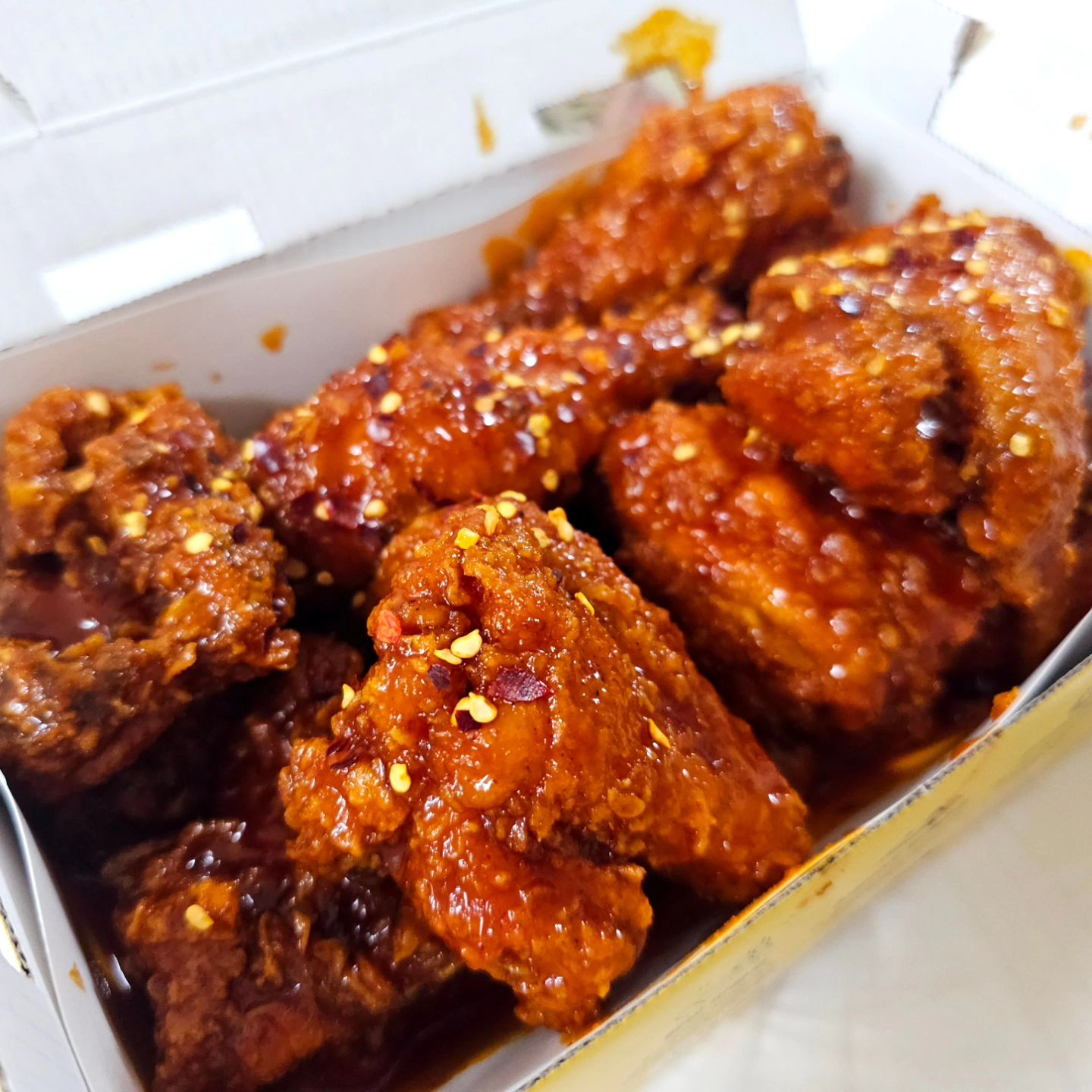 #협찬 
하루의 스트레스를 날려버릴 화끈한 매운맛 
자담치킨 신메뉴인 왓더핫치킨이 나왔어요 ♥

평소 조정석 배우를 좋아해서 자담치킨을 즐겨먹곤하는데 
동물복지닭을 사용해 원재료부터가 다른 자담치킨은 
치킨무도 웰빙 피클무로 빙초산과 사카린이 들어가지 않아 상큼하니 치킨과 조화도 좋고 

천연재료를 사용해서 만든 웰빙치킨이면서 
스트레스가 쌓이면 매운맛으로 해소를 해주어야하잖아용ㅋㅋ

자담치킨 신메뉴 왓더핫치킨은 화끈한불닭소스와 얼얼한 레드페퍼로
스트레스도 제대로 풀릴 찐 매운맛이라
매우면서도 자꾸자꾸 손이가는 맛인데 
매운맛을 좋아한다면 꼭 한번은 먹어야할 치킨이에요!!
먹고난후 양념에 밥에 비벼먹는 치밥으로도 먹어도 맛도 좋은 👍

땀삐질나면서 스트레스도 해소할 자담치킨신메뉴 😍
100% 국내산 닭이라 부드러우면서 튀김도 바삭하고 
매운맛을 좋아한다면 자담치킨 왓더핫치킨으로 스트레스도 한방에 제대로날려요 !! 

jadamchicken_official

#자담치킨 #왓더핫치킨 #매운치킨 #자담치킨신메뉴 #자담신메뉴 #치킨추천 #자담왓더핫치킨 #치킨후기 #치킨신메뉴
#치킨느님 #치킨그램 #팔로우그램 #좋아요그램 #좋튀 #좋반 #하트꾸욱 #먹팔해요