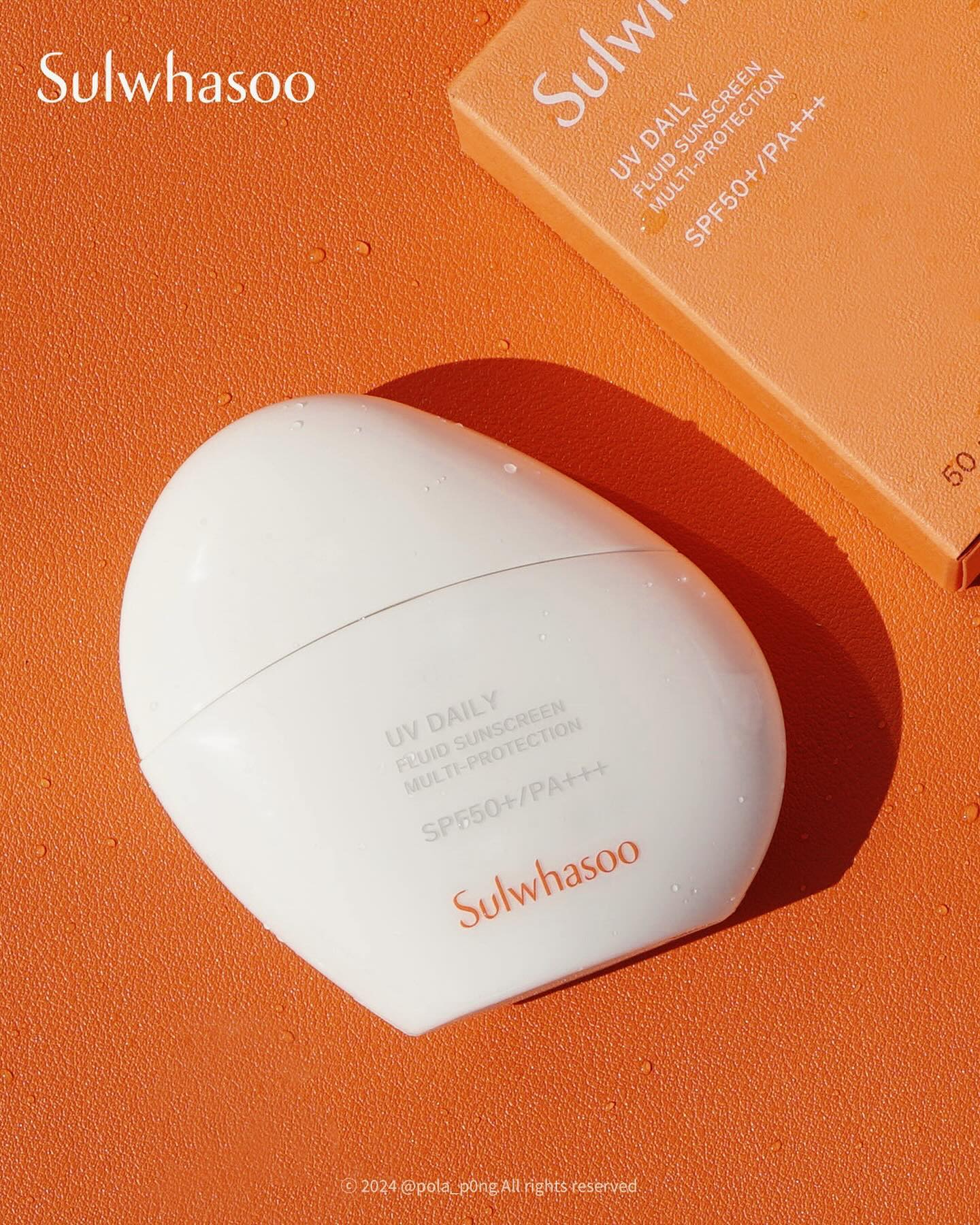 #제품제공 sulwhasoo.official 

안녕하세요 폴라입니다👀
오늘 소개해드릴 제품은 설화수 삼백 선 플루이드인데요

요 제품은 SPF 50+ PA+++자외선 차단 지수를
갖고 있어 자외선 차단은 물론 미백, 주름개선이 가능한
기능선 워터프루프 선크림이에요☀️

기존에 출시되었던 제품에서 더! 더! 업그레이드 되어
자외선과 적외선 미세먼지,블루라이트까지
5종이나 차단해주는데요

기능성도 놀랍지만 특히나 제형이 너무 좋더라구요

가볍고 촉촉~한 밀크 텍스처를 가졌는데
슥슥 펴바르면 그대로 쏙~ 스며들어 어떤 잔여감 없이
보송 보송하게 마무리되었어요!

(바른지 안 바른지 모를정도의 텍스처)

제형이 이렇다 보니 데일로 선크림으로는 물론
테니스나 배드민턴, 골프 등 야외활동을
할 때도 찰떡이었답니다🏃🏻‍♀️

저희 엄마께도 하나 선물해드리니 패키지도 고급스럽고
발림성이 너무 좋다고 좋아하시더라구요

그동안 선크림 유목민생활을 계속 했었는데
이제는 설화수 삼백 선 플루이드로 정착하려구요🧡
.
.
 #파룸체험단 #설화수 #상백선플루이드 #설화수선크림 #미백선크림 #안티에이징선크림 #선크림추천 #워터프루프 #워터프루프선크림 #자외선차단제추천 #아웃도어선크림 #코덕 #뷰티 #뷰티스타그램 #코덕스타그램 #코덕맞팔 #코덕그램 #뷰티블로거