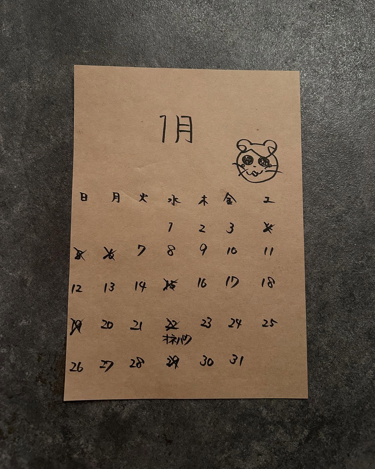 1月のカレンダー

今年度の営業（LOVESONG的）は本日で終了、明日より6日までお休みします。
7日より通常営業です。
ご予約お待ちしております🙇🏻‍♂️

22日はオネパク vo.2  in きむらや
※改めてまた告知させていただきます

自然派ワインしか置かない小さなお好み焼き屋です。届けられる幸せや想いが、すごくすごく小さな世界の中にあることは、もちろんわかっています。
それでも、食材と向き合い、ワインと向き合い、そして自分と闘いながら、生まれるアイデアや作品を通して、この小さな世界からほんの少しでも皆様の心に“ここに来る意味”を濃くしていけるよう、今年も一歩一歩、足を止めずに仕事をしていきます。

誠意を込めて
LOVE SONG 奥埜