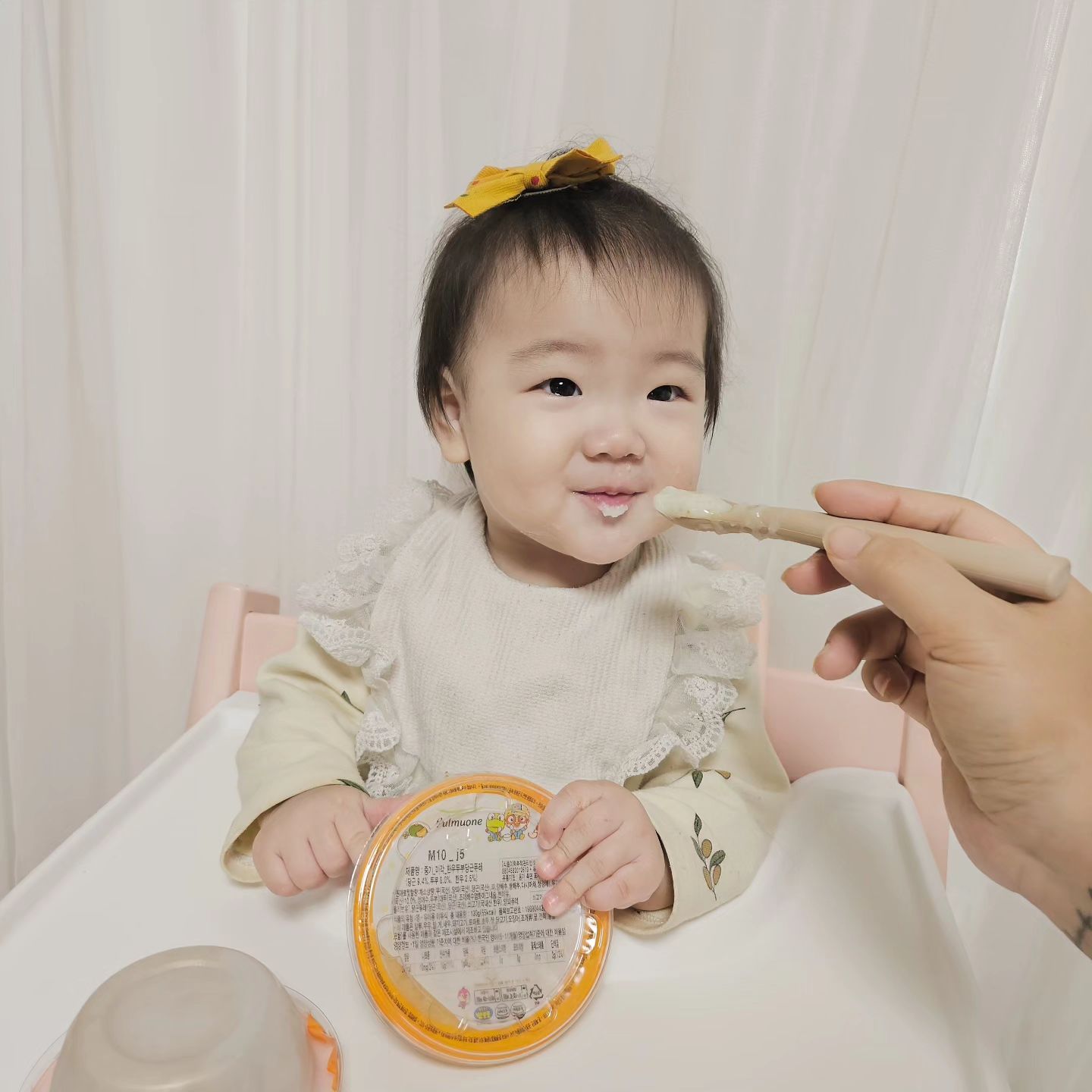 #제품제공

9개월 지우에게 
풀무원 디자인밀 이유식이 도착했어요 :) 
매일매일 배송되서
유통기한 걱정없이 신선한 이유식을
먹일 수 있어요 ☺ 

엄마가 만들어준 이유식 보다
맛있는지(?) 넙쭉넉쭉 
잘받아먹는 공주님🤣 

9개월 지우는 지금 하루에
이유식2회 오트밀포리지1회 분유 3ㅡ4회
중간중간 간식 이렇게먹고있어요 !

#풀무원이유식 은 130g 으로 
한번에 딱 먹기좋은양이예요 !
뚜껑도있어서 외출시 다먹고 집에가져와서
버릴 수 있어 간편해요 😊 

무엇보다 지우공주님이 잘드시니,,,
합겨억 !!🤣🤣 남은것도 냠냠
맛있게잘먹겠습니다💕

🏷지우이유식 #풀무원디자인밀
pulmuone 
🏷체험단제공 #맘스다이어리
momsdiary__official 

#중기이유식 #아기이유식 #이유식추천 #시판이유식 #배달이유식 #디자인밀 #아기이유식추천 #매일배송이유식