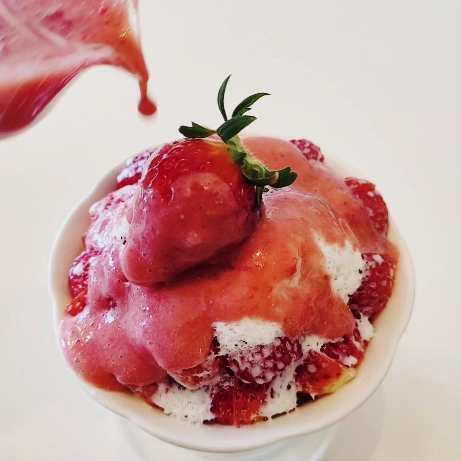 딸기빙수가 넘 맛있어서 혼났네 ㅋㅋ
백퍼 리얼딸기주스만 판매하는 #딸기밭
우유얼음만 많은 빙수 아니고, 딸기가 훨씬 더 많은 #딸기빙수맛집 이었다.
보틀케익도 선물용으로 딱! 딸기연유 상큼달큼 제대로였다!
혼자서 먹기좋은 양으로 1인1빙수 필수 ㅋㅋㅋ

#포항딸기밭 #포항딸기맛집 #포항딸기케이크