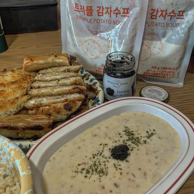 한랑의 먹스타그램 on Instagram: "#집밥스타그램 <트러플감자스프> 이벤트 당첨으로 푸드렐라에서 트러플감자스프를 받게 되었다. 돈까스를 얼른 튀기고 전자레인지로 간편히 스프를 데워 한