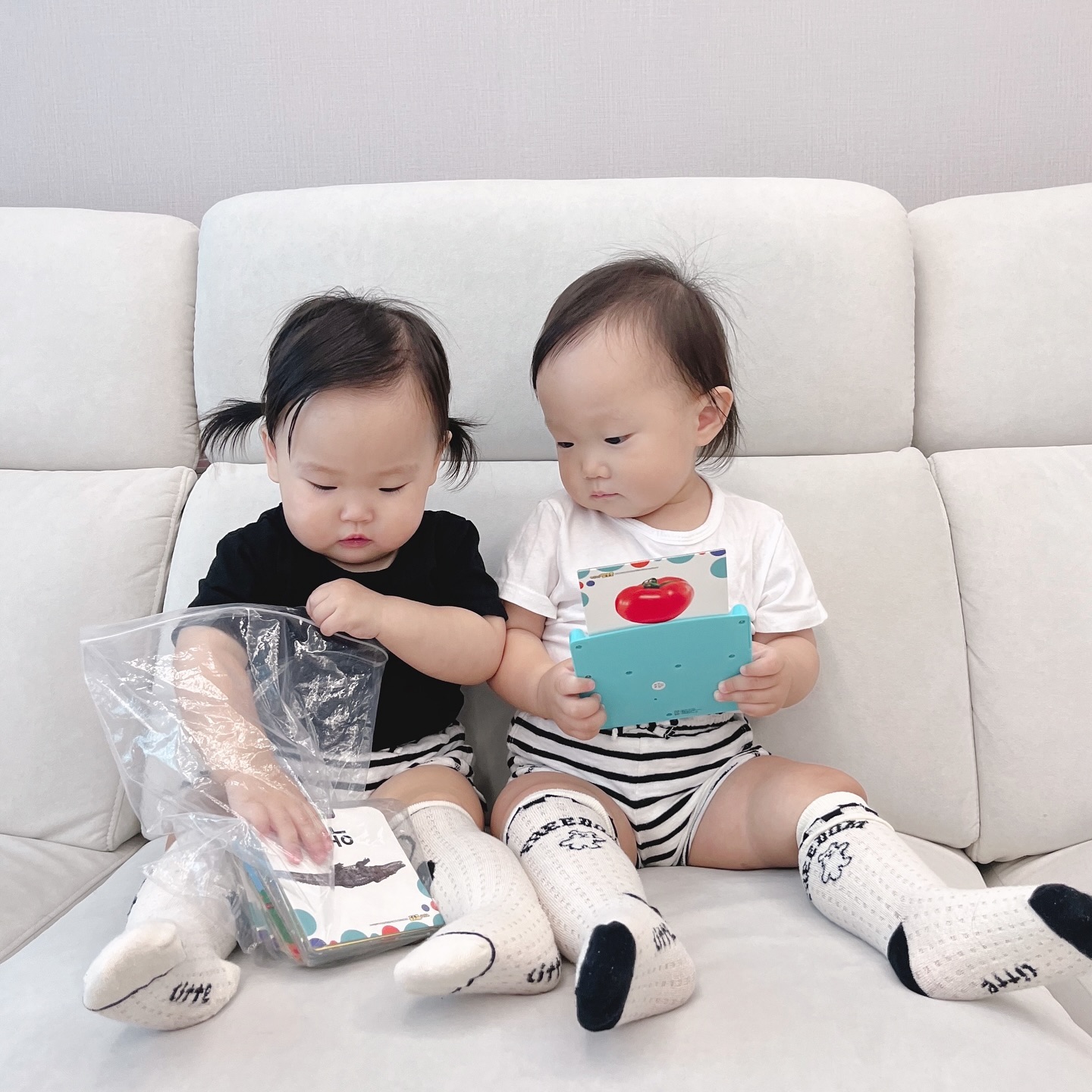 요즘의 이채둥이는🤍
동물들에게 호기심을 많이 보이고 좋아하고 금방이라도 말할듯!
채아는 특히 악어🐊를 좋아하고, 채이는 얼룩말🦓을 좋아한다!
토끼 원숭이 기린 코끼리 강아지 여우 등등 다 알아보는것도
엄마는 그저 신기함ㅋㅋㅋ
얼마전까지만해도 그저 다 멍멍멍 이라고했는데 말이지ㅋㅋㅋ
점점 알아가는 과일도 사물도 많아지고, 비슷한 발음으로 말도함!
엄마 말도 다 알아듣는데, 왜 말은 안듣는지 모르겠지만🤪
개인기도 많아지고 애교도 폭발하는 요즘인듯!
엄마껌딱지 시기기도 하면서 반항도 덩달아 같이하기때문에
맞춰드리기 여간 까탈스럽기도하지만 넘 예뻐..😍🦔🦔
많은걸 느끼고 알아가는 요즘이라 어떻게 놀아줘야하나
고민도 많은 엄마!(이러고 매일 똑같이 놀아주는 엄마ㅠㅠ)
우리 내일도 싸우지말고 재밌게 놀아보자💗
.
오늘 엄마스타일로 입고 예뻐서 등원전에 사진찍어주고ㅋ
급 하원하고 쭈누여누네가서 실컷 놀다가옴😆
쭈누오빠덕에 난생처음 젤리도 먹어봤고,
아빠 마중나갔는데 예쁘게 반기는 너희들 저장🙆🏻‍♀️💗
.
#인생501일차 #이채둥이 #쌍둥이네 #트윈룩 #쌍둥이육아 #16개월아기 #17개월아기 #아기발달