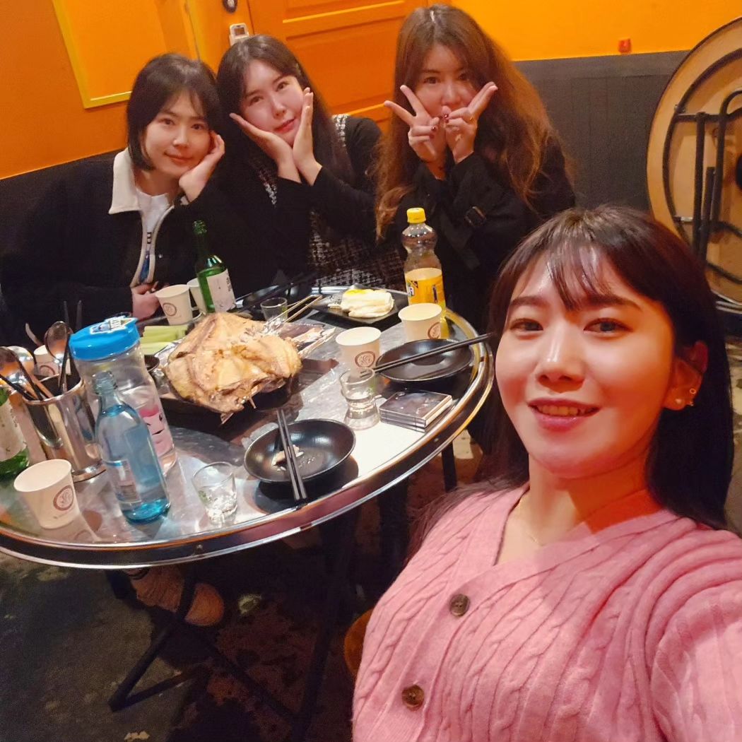 처음엔 멀쩡했는데
뒤로갈수록 만취되서 기억이 없음 눈풀림 ㅋㅋㅋㅋㅋ
그래듀 올만에 봐서 다들 좋아떠