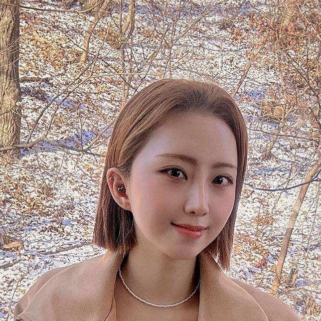 쏠 일상💎 on Instagram: "#협찬 @vivabrown_official 심플한 룩을 좋아하는 내 취향 저격 자켓🧡 키작녀가 만족할만한 크롭 기장이라 더 좋았고 동물성 원료,실험으로 제작된 원단이