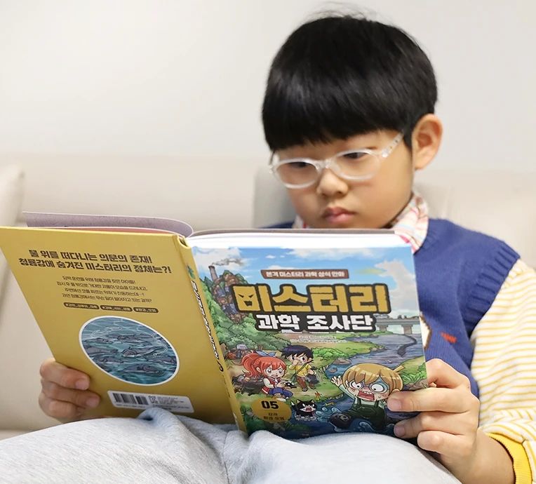 #도서협찬
기묘하면서 오싹한 이야기로 두근두근 미스터리를 파헤치며
과학 상식을 배워보는 과학 학습 만화
#미스터리과학조사단5
강과 환경 오염
자연과학 책을 좋아하는 뚜비
 과학만화 초등 만화를 참 좋아하는데
여기에 미스터리까지 한 스푼 넣어주니 집중 또 집중한다.
흥미진진한 이야기 전개 속에 환경 오염이라는 메시지를 담고
과학 상식과 과학 교과에 연계되어 있는
다양한 과학 원리와 상식 거기에 용어까지
알차게 들어있는 본격 미스터리 과학 상식만화
​제40회 한국과학기술도서상 우수과학기술 출판상
아동부문을 받은
미스터리 과학 조사단
읽을수록 과학 상식이 쌓이는 교과연계 과학만화를 찾으신다면
이번 겨울방학 꼭 읽어보세요!
_
#미스터리과학조사단
#미스터리과학조사단5
#과학상식
#상식책
#초등학생책추천
#어린이도서
#초등학교과학
#학습만화