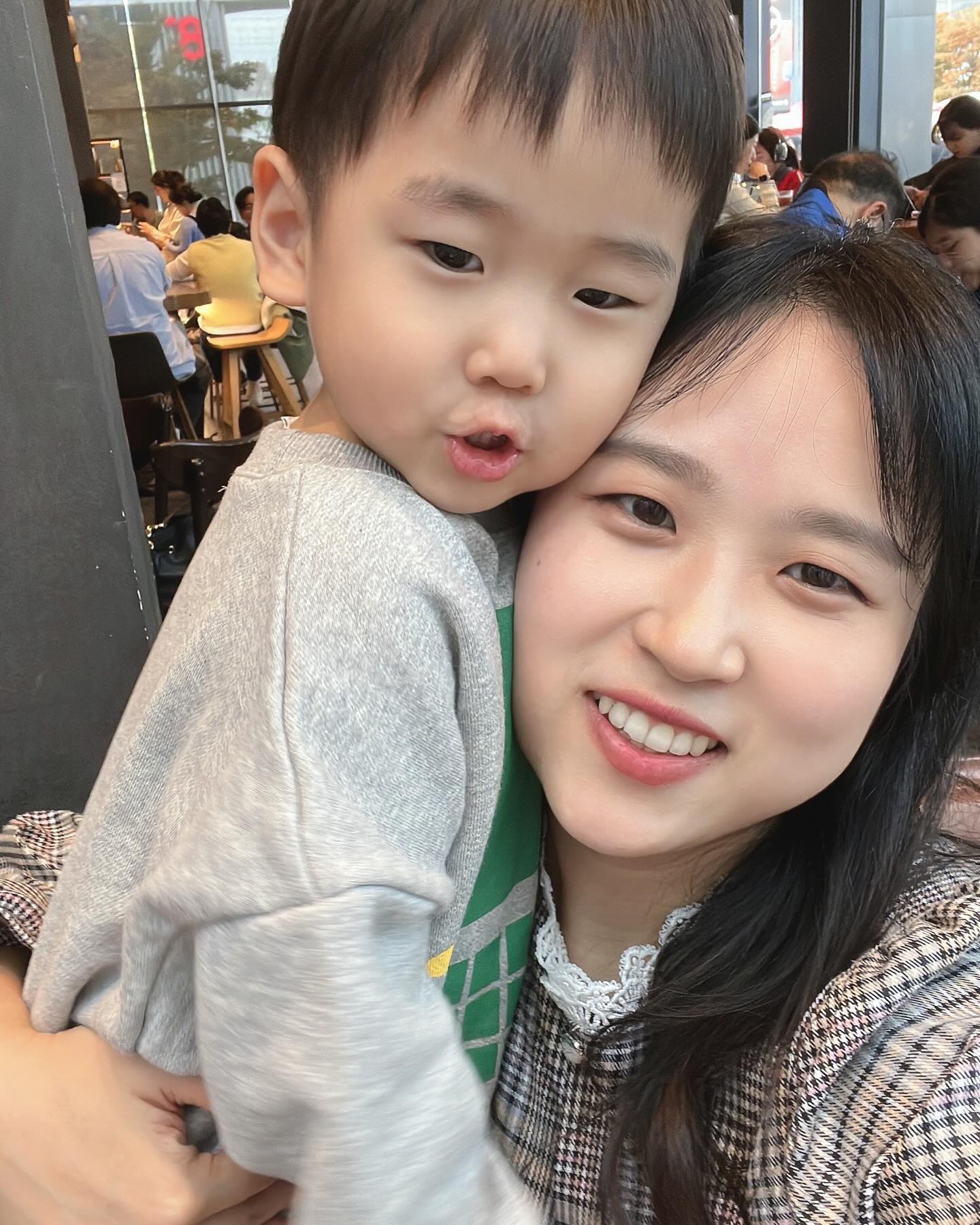 #김쑥쑥 #김서후 #태어난지942일째

교회 끝나고 스벅나들이💙

김서후는 언제 이리 형아같이 큰거야

엄마밖에 모르는 엄마 껌딱지씨💙

나중에 더 형아 되서도 엄마랑 사진 찍어줄고니???🥹ㅋㅋㅋㅋ

.
.
.
#30개월아기 #송도 #트리플스트리트 #스타벅스 #아들스타그램