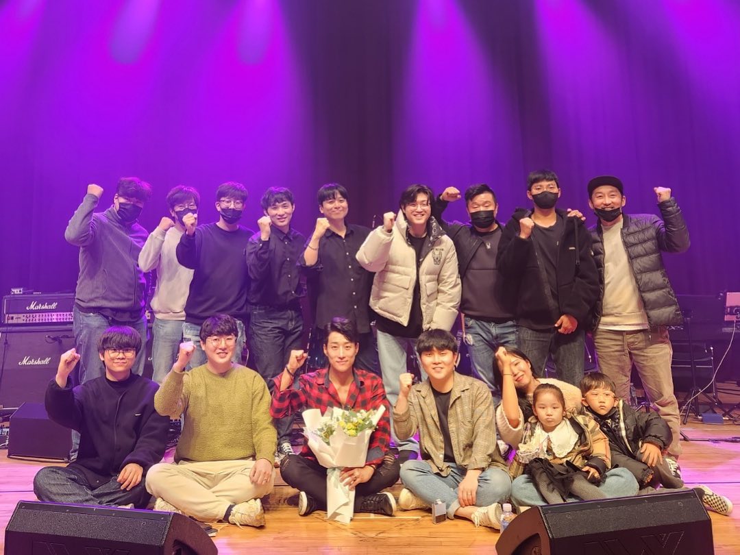 작년 14번째 락밤 대전콘‼️
.
.
.
햄볶 그 잡채~ 역시 뭐니뭐니 해도 락밤이 체고야👍🏻
#성공한팬✌🏻️ 
.
.
.
#김경현 #김경현밴드 #김경현의락이빛나는밤에 #대전대덕구청소년어울림센터
