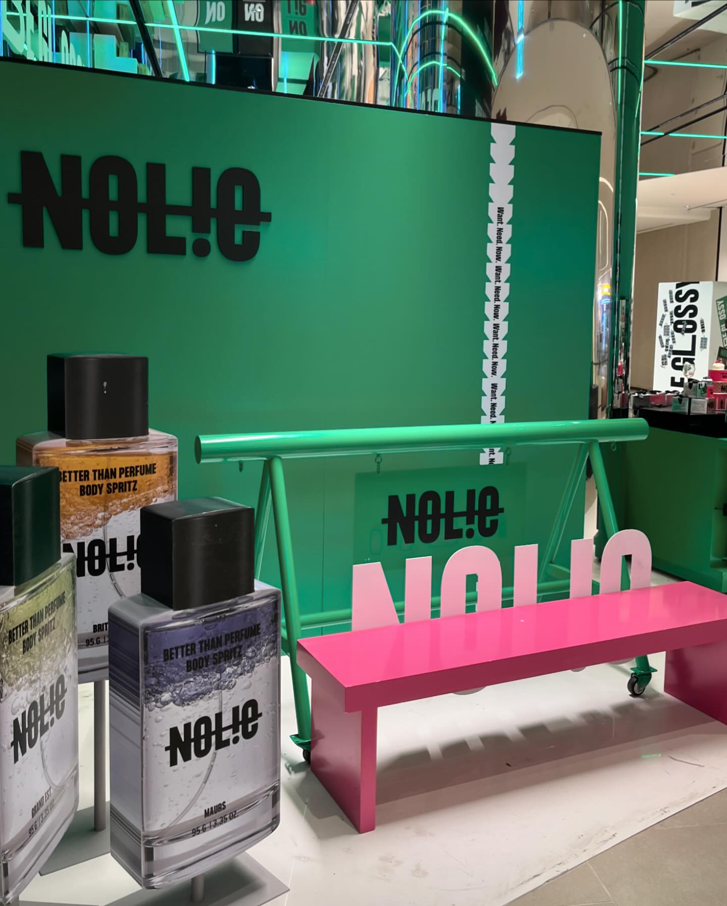 #협찬 

수원 핫플 스타필드에 생긴 노우라이(NOLIE)💚nolie__official 팝업 매장에 영이커플이 다녀왔어요~

제품 패키지가 너무 이뻐서 그런지 매장이 너무 힙햐요!

✔️배러 댄 퍼퓸 바디 스프릿🔮
향기와 오일이 믹스되어 촉촉한 비건 글로우 퍼퓸!
총 5가지 향기로, 알코올이 전혀 들어가 있지 않아서
얼굴을 제외한 전신에 사용 가능 하답니당!
➡️ (사용후기) 피부에 뿌리면 은은한 광택이 싹~~
무알콜이다보니 지속력도 아주 높고
자꾸 피부에 코박고 킁킁 거리게 되더라구요!

✔️쇼보트 립 글리머💋💄
촉촉한 매끈한 립 연출이 가능한 제품으로
주름 개선 효과를 주는 윤광 앰플 립스틱이랍니당!
➡️ (사용후기) 색감도 자연스럽게 녹아들고
입술 주름까지 가려주는 쵹쵹립을 바르면
생기가 즉각 살아요오!

📢 방문만 해도 ‘쇼오프 센티드 핸드 밤 10ml’를 증정! 
한다고 해요 -!!🧴 가까우신 분들은 가서 시향 한번 해보세요!

#노우라이 #NOLIE #nolie #수원스타필드 #스타필드수원 #스타필드 #노우라이팝업 #바디스프릿 #립추천 #핸드케어 #향수 #바디케어 #향수팝업 #향수추천