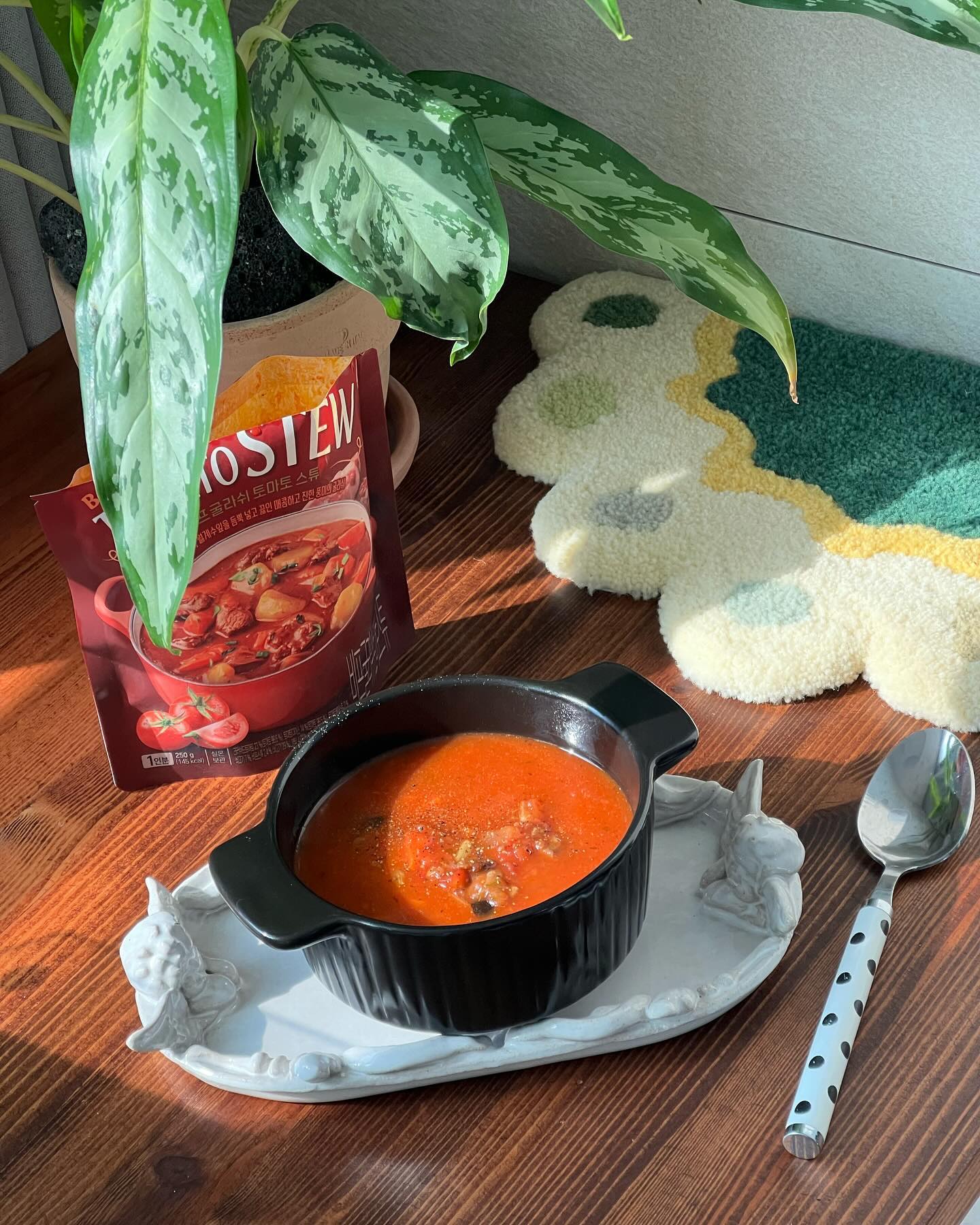 #협찬 
출출할 때마다 간편하고 맛있게 즐기기 좋은 #폰타나스튜 🫶🏻
비프 굴라쉬 #토마토스튜 , 로스티드 치킨 크림 #스튜 이렇게 2가지인데 둘다 맛있어요 !
#소고기토마토스튜 는 지중해산 토마토의 풍부한 감칠맛을 느낄 수 있고 크림스튜는 부드럽고 고소한 풍미가 좋았습니다.😋
건더기가 듬뿍 들어 있어서 가벼운 한끼 식사로도 대체 가능해요.
전자레인지에 데우는 것 만으로도 고급스러운 #한그릇요리 가 완성됩니다.
바게트, 와인과도 잘 어울릴 것 같아요.🥖🍷🥘
.
.
.
#비프스튜 #토마토스프 #소고기스튜 #굴라쉬 #토마토요리 #온더테이블 #오늘의식탁 #오늘의요리 #오늘의집밥 #홈메이드 #홈쿡
