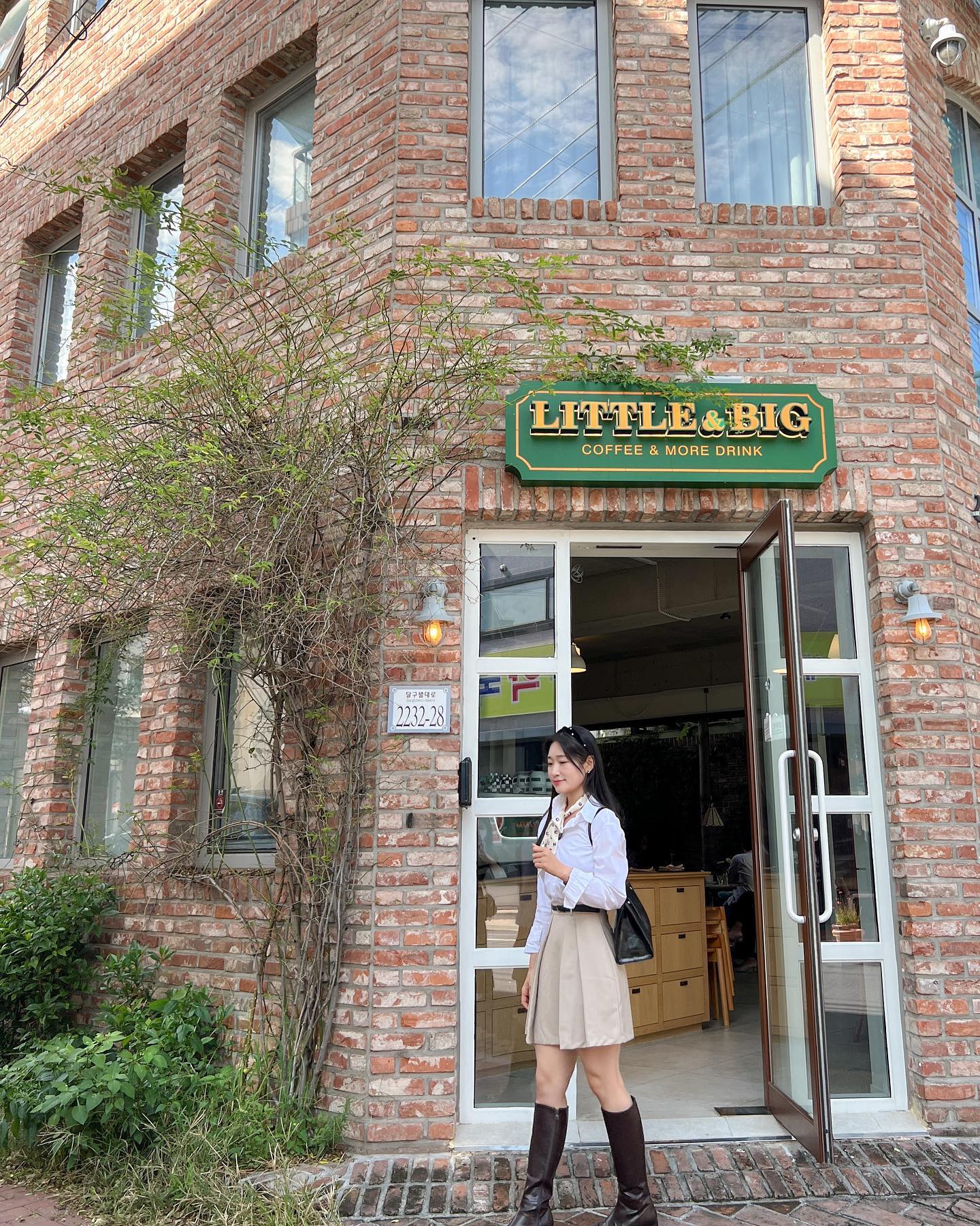 ☕️little big

가을 생각 했을 때
딱 이런 날씨
덩달아 베이지가 끌리게 되

#김광석거리 #김광석거리카페 
#littlebig #ootd #가을룩 #가을코디