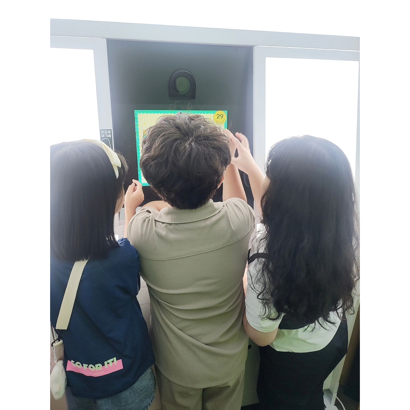 사랑스런 초딩들 💕 
#올망졸망 붙어서 선택하는거 왜이리 귀엽노 ㅋㅋ ㅋㅋ 
이거이거 어때? 아니야? 이거할까? 
진짜 ㅋㅋ ㅋㅋ 어쩜 사진 꾸민것도 딱 초딩 ㅋㅋ 
 
아침에 혜원이 촬영땜에 정신도 없으셨을텐데 
꽃까지 챙겨서 와주셔서 너무 감사했어요 🫶 
 
빨리 다음 만남 추진 고! 
이핑계 저핑계 다 만들어서라도 만나겠다는 강한 의지 🤣 
 
10월안에 만나자여 😍 ㅋㅋㅋㅋㅋㅋㅋㅋㅋㅋ
 
그리고 상꼬맹이들, ㅋㅋ ㅋㅋ
떡볶이 먹을때 너희 셋 서로 #고민상담 하는거 
#뒤에서 몰래 내가 다 들었지 ㅋㅋ ㅋㅋ ㅋㅋ ㅋㅋ