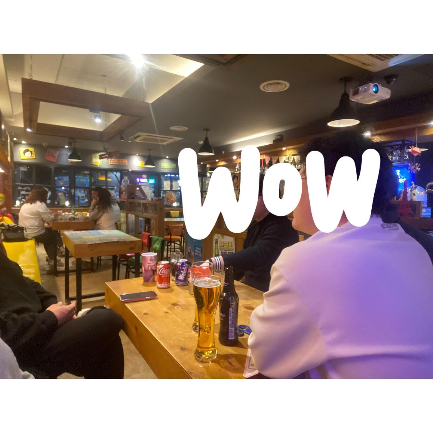 #친구

술 안먹는 친구놈들과 술먹는 친구 한놈

몇년만에 만나서 수다떨기 2차전 ㅋㅋ
정말 오랜만에 만났지만 반가운 남사친들 ㅋ
신나게 만나서 놀고 친정까지 걸어가는중

와….내 20대 때는 택시가 있었는데 이젠 택시도 없음….ㅋㅋ
결국 걸어서 집까지 ….20대 때도 안걸었는데 
30대때 걸어다님…..이러니….젊은 사람들이 안사는거임….
내사랑 킥보드도 없음….😭😭😭

그래도 오랜만에 너무 즐가웟다 친구들 ㅋㅋㅋ
전싸 딩동 박군 지점 ㅋㅋ
남자넷 여자 ㅎㅏ나 무슨조합??ㅋㅋ날 여자로 안봄 ㅋㅋㅋㅋ