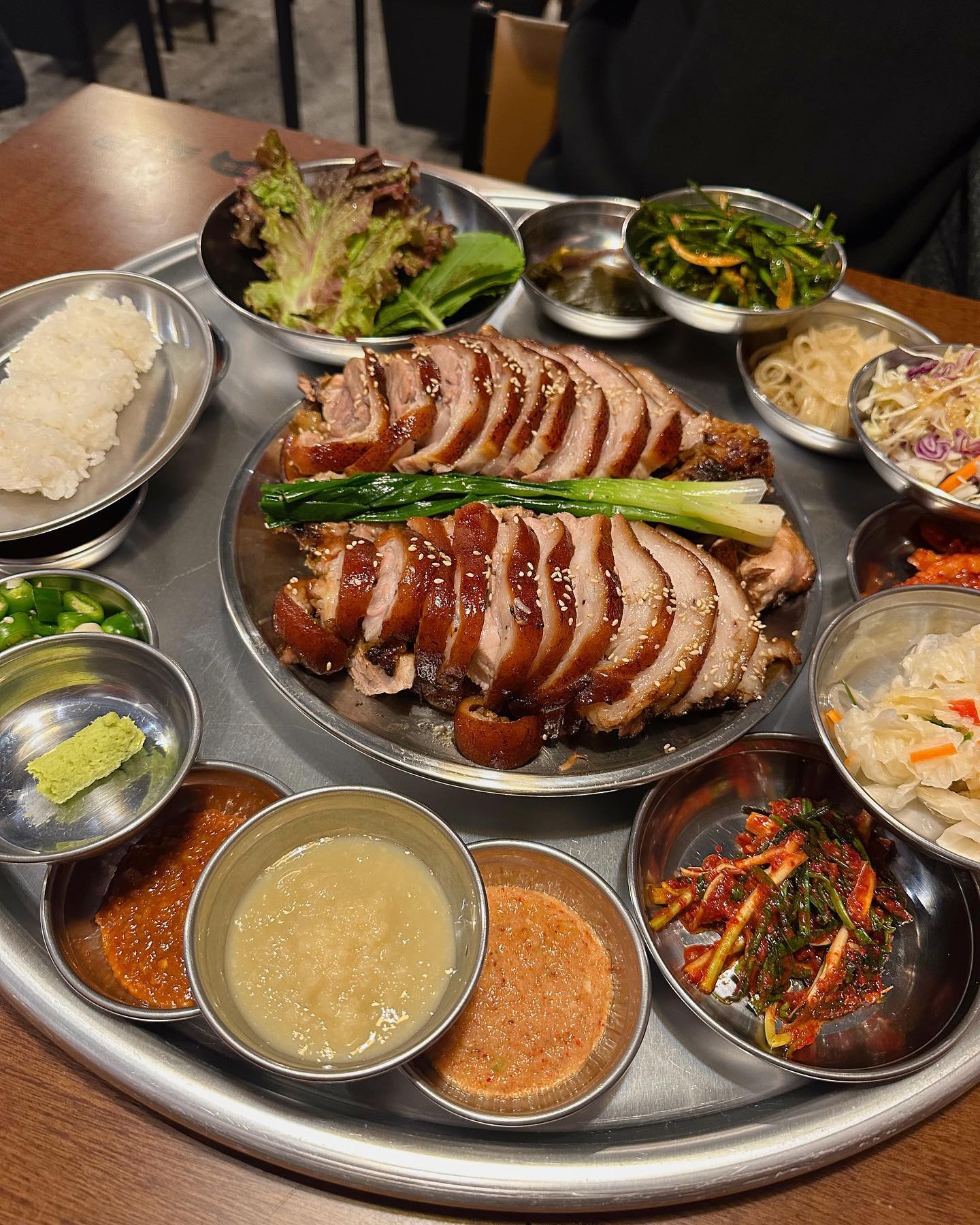 족발 오마카세 완미 족발 서울 선릉점ദ്ദി ´ᵕ｀๑)و♡ 

드디어 주말이 왔댜-!(사실 17일 금요일에 다녀왔어요) 
요즘 스트레스가 많이 쌓였나 먹을 게 왜 이렇게 당기는지,,완미 족발 안 그래도 가보고 싶었는데 혼내주러 퇴근 후 부랴부랴 6시 40분까지 달려가 보았습니다 !

족발 오마카세라고 써 놓은 만큼 !! 정말 푸짐한 구성으로 18가지에 곁들여 먹을 수 있어요 저는 저~기 명란 쌈장이랑 마늘소스에 꽂혔어요 🤤

여러가지 소스와 밑반찬들을 다양하게 즐길 수 있으니 괜히 족발 오마카세가 아니더라구요 
양념된 밥이랑 와사비도 나와서 족발 초밥을 해먹는 것도 발상이 되게 신선하면서 좋았어요 그리고 또 족발과 산더미 막국수의 조합은 또 말모말모💓〰️

푸짐한 한상으로 추위까지 저리 가라 했던 하루였던 것 같아요 🫶🏻
이거 쓰면서 침이 또 고이는 나,,주륵