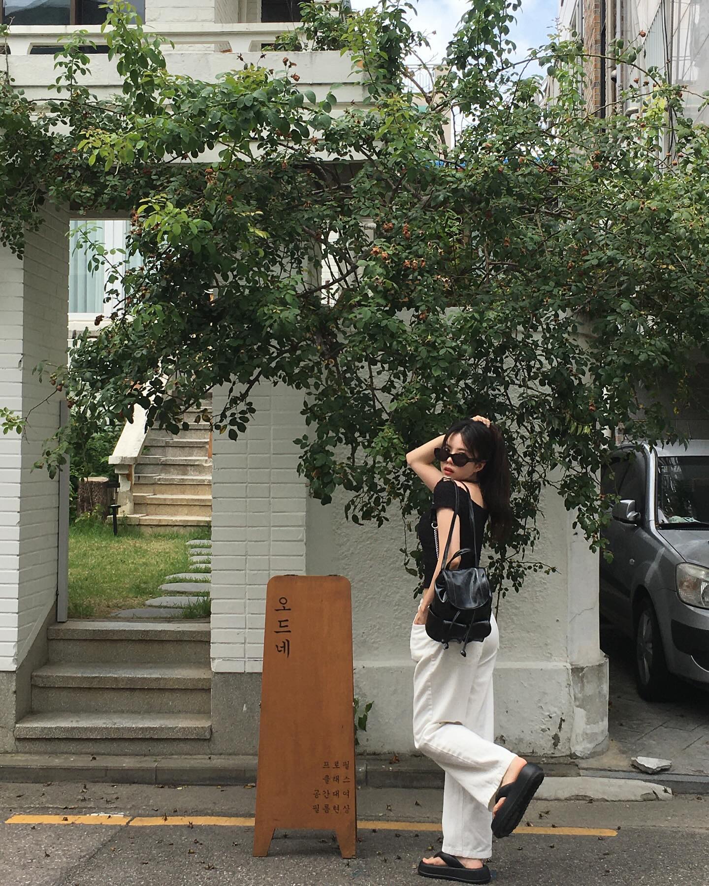 #협찬 _leneoro_ 
망원동 나드리😎
장미 스팟인데..장미가 다 떨어졌슈…🥀
.
.
.
.
#르네오로 #leneoro #가방추천 #데일리룩 #ootd #여성가방 #여자가방 #가방 #가방브랜드 #데일리백 #데일리패션