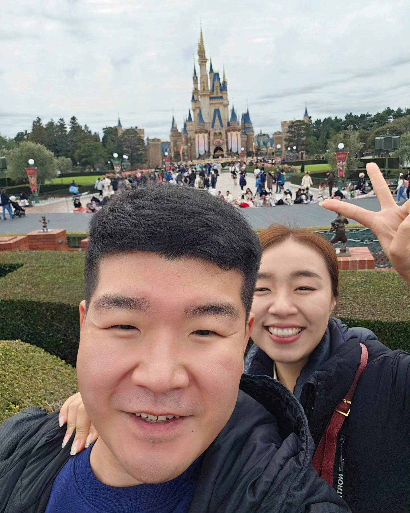 너무나도 즐거웠던 도쿄여행✈️

1년동안 본 사람보다
도쿄에서 본 사람이 더 많은듯 

날씨도 많이 안 추워서 좋았고
하루에 3만보씩 걸어서 
많이 먹어도 살안쪄서 좋았고
물가도 한국보다 훨씬 좋아서 좋았고
남편이랑 잼게 놀아서 좋았다!

남편이 여행하면서 그래도
예전보다 배려가 많이 늘었다며..^^
하하하 난 맨날 배려했던거 같았는데
좀 더 걸었더니 칭찬해줬다 휴우...
정말 다리는 붕괴되는 줄^____^;;

이번 여행하면서 느낀점은
체력이 점점...소멸되고
두통도 나고
다리가 후들후들했지만
그래서 한 살이라도 더 젊을 때
더 빡센 여행지로 더 놀아야겠다!!!!!💪💪💪

적금들자!!💸💸💸