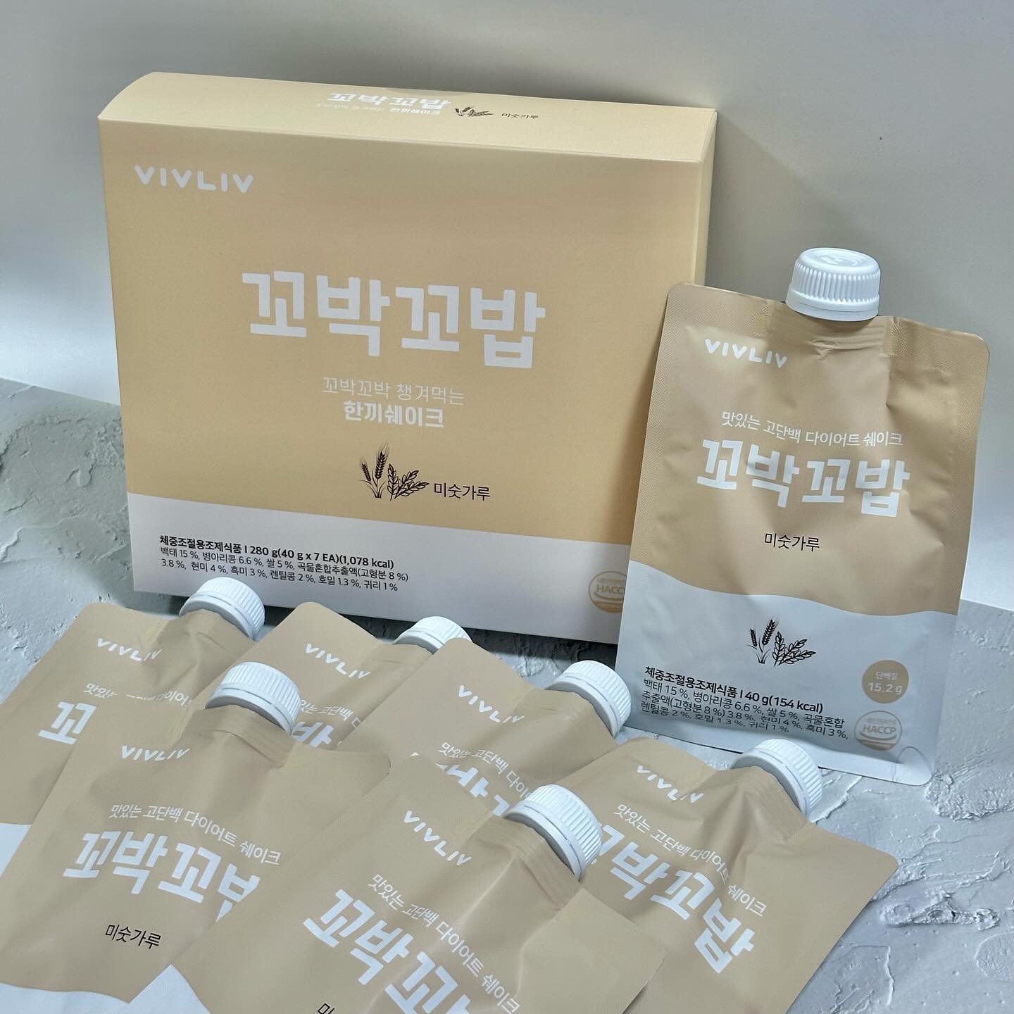 #협찬 #다이어트쉐이크 #꼬박꼬밥 vivliv_official
 
 
➡️ 식사대용, 아침대용, 한끼식사로 간편하게 먹을 수 있는 다이어트쉐이크 #꼬박꼬밥한끼쉐이크 
 
맛은 10가지로 (초코, 흑임자, 녹차, 단호박, 스윗콘, 민트초코, 미숫가루, 밤, 고구마, 쑥) 다양하게 있으며 칼로리가 적어 다이어트 할 때도 부담없이 즐길 수 있어요!
 
저는 이 중에서 미숫가루 맛을 먹어보았는데 무려 19종의 국산 곡물과 오트볼이 들어있어서 고소함이 입안 가득 느껴지는게 맛도 너무 좋았고, 마시고 나면 은근 든든하더라구요~~ ˃̵͈̑ᴗ˂̵͈̑ 
오트볼이 씹을때마다 바삭해서 식감도 너무 좋음 ෆෆ
 
거기다 먹는 방법도 정말 간편하답니다!
파우치 형 패키지 안에 우유나 두유, 아몬드브리즈 200ml씩 (파우치 안 물결 선까지) 넣고 흔들어주면 끝~!
 
쉐이크통이나 빨대가 따로 필요하지 않아서 언제 어디서나 간편하게 먹을 수 있다는게 장점 >_<
다른 맛도 궁금하니 구매해서 먹어봐야지!!ㅎㅎㅎ
 
 
단백질 쉐이크를 찾고 계신다면 ’꼬박꼬밥 한끼쉐이크‘ 어떠세요?💕
 
 
 
 
#광고 #단백질쉐이크 #꼬박꼬밥 #꼬박꼬밥한끼쉐이크 #다이어트 #쉐이크 #단백질쉐이크추천 #다이어트쉐이크추천 #한끼식사대용 #한끼식사용 #단백질섭취 #단백질보충 #다이어트 #꼬박꼬밥다이어트 #비브리브 #비브리브쉐이크 #비브리브꼬박꼬밥
