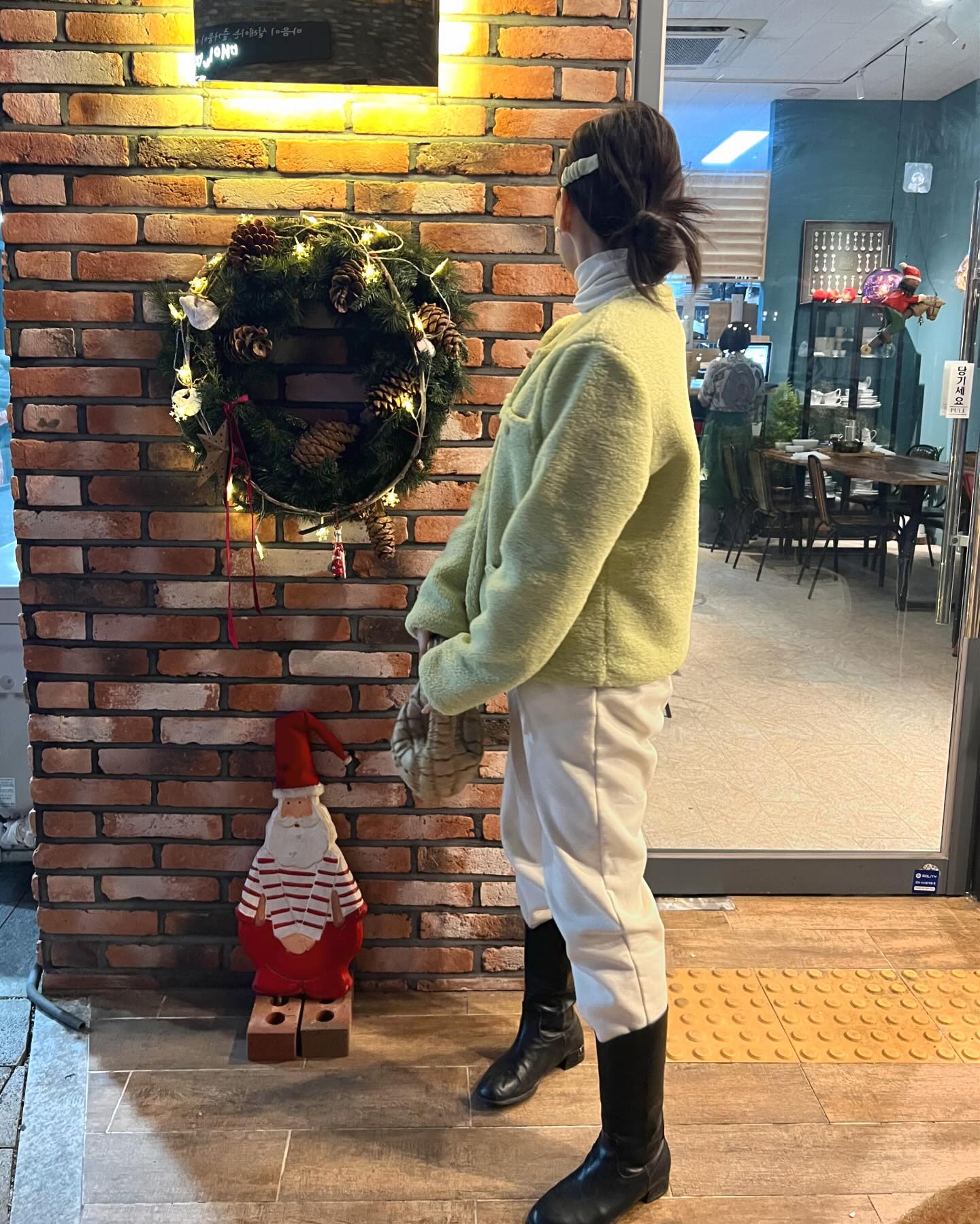 #광고 
포근한 양털자켓입고 데이트🫶🏻
요즘같이 추운날씨에 
울양말은 필수! 

6개 10,000원이라 컬러별로
쟁여두고 있어요. 
네이버 밴드에서 ‘슈즈땡’ 검색하시면 
더 다양란 제품을 볼 수 있어요

✅슈즈땡
https://band.us/band/74855199/post/10571

#울양말 #양털자켓 #겨울여자코디 #데일리룩 #양말세트 #겨울자켓