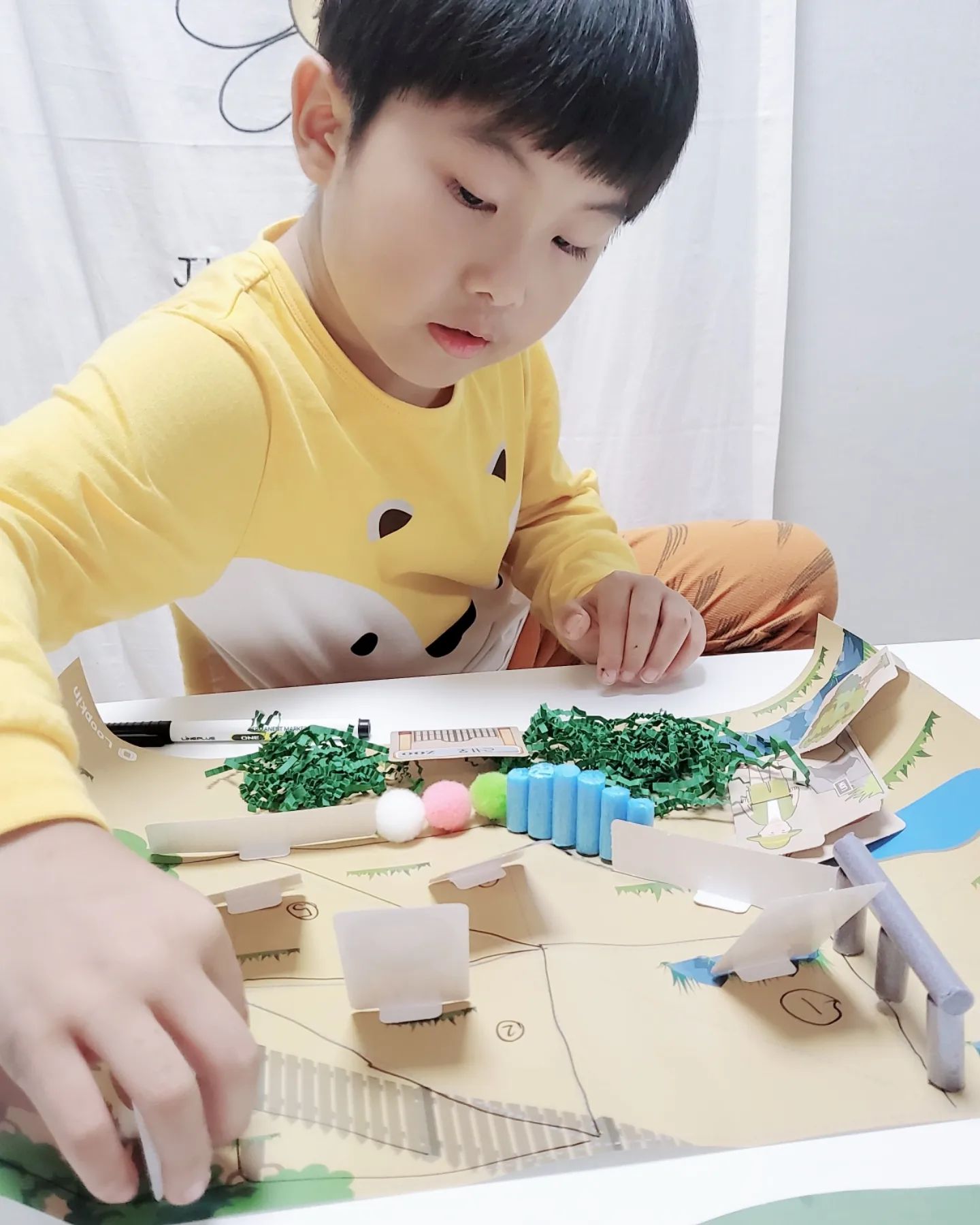 #룹킨 #창의교육 #홈스쿨링키트 #영재교육

룹키을 처음 접하게 되었는데요
다른 홈스쿨링 키트보다 책이 너무 잘되어있어서
진짜 찐으로 좋았고, 아이도 정말 재미있고 알찬
시간 보냈어서 기분이 너무 좋았다고해요~

롭킨의 '사자우리 공사작전' 이었는데 사자에 대해서
물랐던 사실들을 호기심 가득한 스토리 전개로 집중
하게 만들어주니깐 제가 따로 노력을 할 필요가 없어서
너무 좋았습니다~ 보통 따분하게 만들어진 교재로 
만들기에만 집중하게 되는데, 이건 반대로 책에 아이가 더 호기심을 보이더라고요~  ː̗̀(ꙨꙨ)ː̖́ 

‬ꕤ 국내 유일 디자인 싱킹 교육키트라는 점
디자인 싱킹이란? 

4C의 힘을 길러주는 힘, 놀이, 디자인사고, 창의력 사고를 길러주는 힘을 말합니다. 창의 적으로 문제를 해결하는  방법으로 미국에서 구글, 페이스북 등에서 혁신적인 상품을 만들어낼때 활용하는 교육 방식이에요~ 

아이들의 호기심을 확 사로잡고, 새로운 지식들도 많고,  놀이, 창의로 연계시켜주고, 비판적 사고와 질문을 통해서 생각하게 만드는 방식이었습니다.

#롭킨 #디자인씽킹 #유아초등창의교육 #홈스쿨링 #홈키트 #동식물과자연 #영재교육
