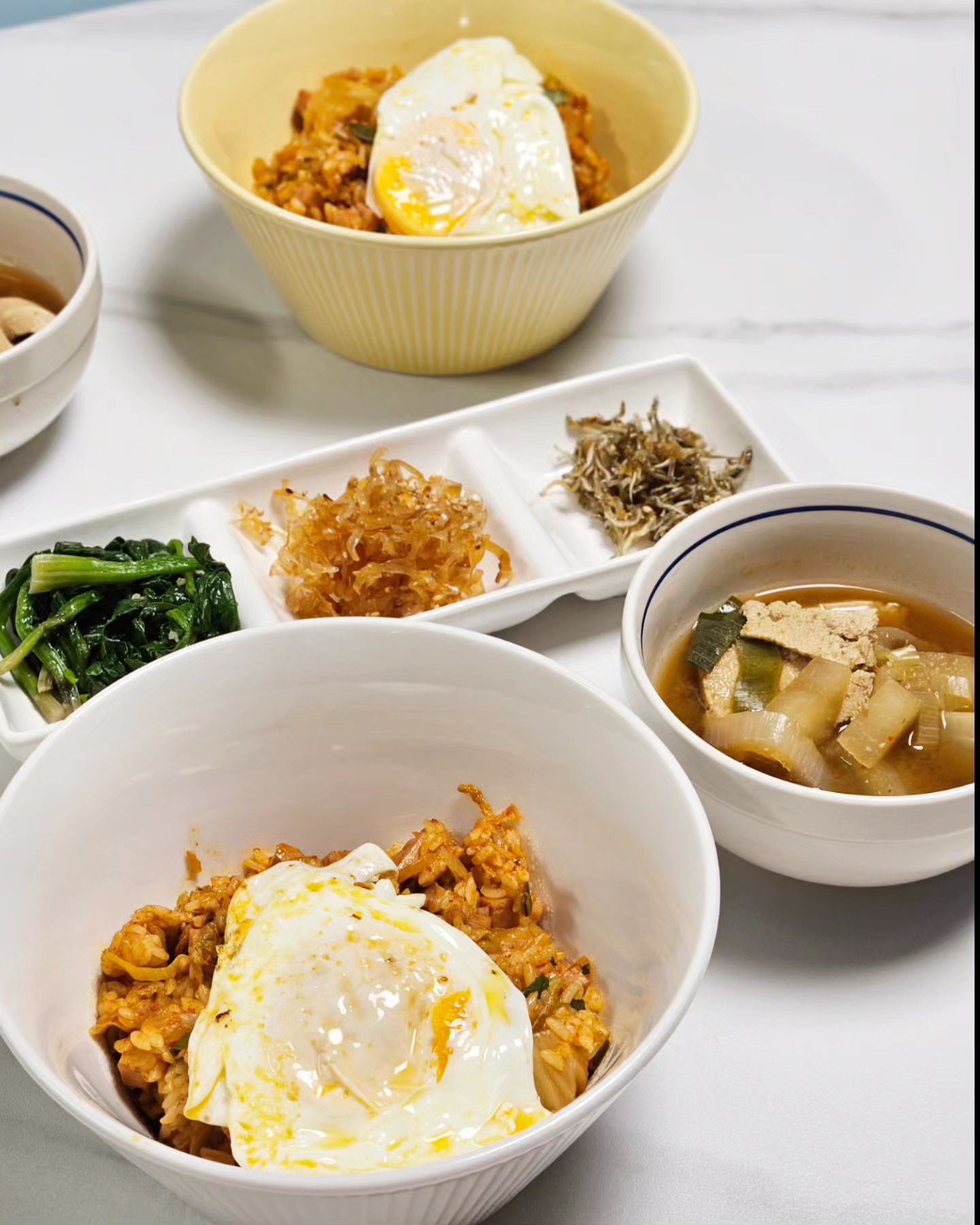 오늘 저녁은 스팸김치볶음밥에 된장찌개였습니당 😊
집밥이 넘 좋아요 ㅎㅎ 
시부모님께서 보내주신 된장으로 찌개했더니 짜지않고 맛있었구요. 진미채도 보내주셨는데 넘 맛났어요!
친정에서 가져온 시금치무침이랑 멸치도 밥반찬으로 넘쵝오,,
.
김치볶음밥도 넘 맛났답니당.
스팸은 화학물질이 있다고 해서 뜨거운물에 담구었다가 조리했더니 왠지 건강한 느낌이었어요! 
.
2024년의 목표는 최대한 배달음식 안시켜먹고 건강하게 먹기에요! 
요새 건강에 관심이 많아져서 공부하다보니 
미세플라스틱과 환경호르몬이 엄청 위험하대요 ㅠ
최대한 플라스틱용기를 자제할거에요😋
다같이 건강하자구요 🫶🩷