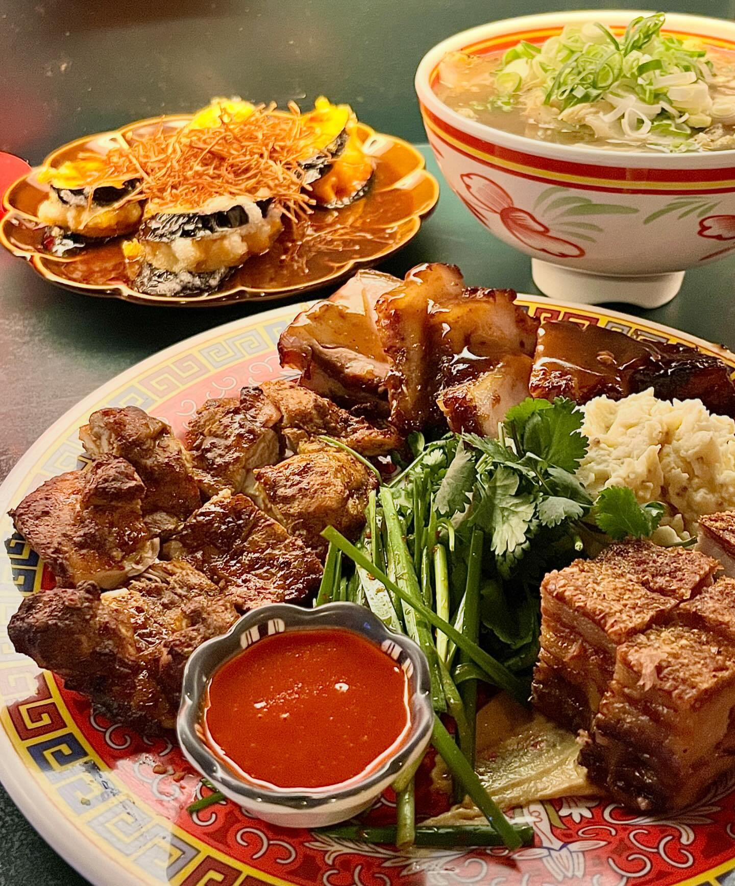 #협찬
홍콩 분위기 물씬 나는 힙한 을지로 중식당 ”줄리아“

오늘의 픽 메뉴🍴
홍콩식 비비큐 플래터 38,000원
어향 가지 새우 19,000원
새우탕 18,000원

홍콩의 명물을 다 모은듯한 홍콩식 비비큐 플래터
겉바속촉해서 바삭한 식감이 맛있는 크리스피 포크
육즙 가득 부드러운 로스트 치킨, 두툼한 차슈까지 
고수, 부추무침, 소스, 에그 샐러드와 함께 곁들여 먹으면 
말모…극락의 맛 그 잡채🙊🙊

가지의 폭신한 식감이 극대화 되면서 그 사이에 
오동통한 새우의 식감이 매력적이었던 어향 가지 새우🦐
튀기듯 볶아낸 팽이버섯 토핑까지 식감 구읏🤩

새우 가득 담백한 국물이 시원했던 새우탕
국물 안주로 딱👍🏻👍🏻

유명 맛집답게 웨이팅이 있으니
네이버 예약 미리하고 가시는 걸 추천드려요🙌🏻🙌🏻

주소
👉🏻 중구 수표로 48-12

연락처
👉🏻 0507-1324-1196

영업시간
👉🏻 월 ~ 목 17:00 ~ 24:00 / LO 23:30
👉🏻 금,토 16:00 ~ 01:00 / LO 00:30
👉🏻 일 13:00 ~ 24:00 / LO 23:30

#줄리아 #을지로3가술집 #을지로3가맛집 #을지로맛집 #힙지로맛집 #을지로술집 #힙지로술집 #을지로중식 #힙지로중식 #먹스타 #맛집추천 #먹부림 #뭐먹지 #메뉴추천 #야식그램