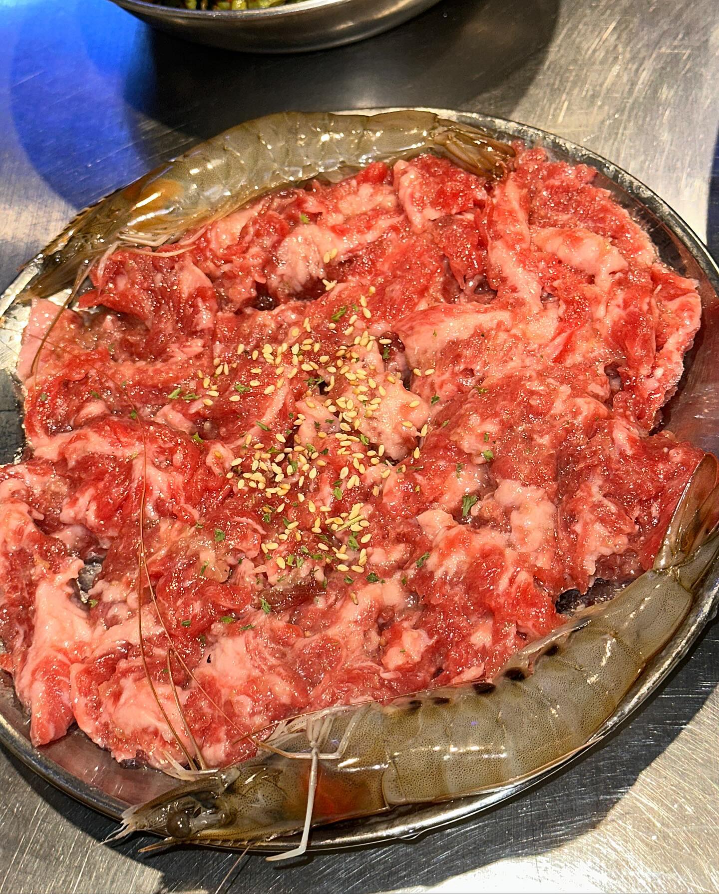 의정부역 근처 가성비 소갈빗살 맛집 📍소통에
숯불 직화구이로 맛과 함께 가성비 둘 다 잡은 곳❗

안녕하세요 도도예요 오늘은 의정부역 인근에 위치한 < 소통애 > 후기를 남겨볼까해요! 

얌념 소갈비살은 500g으로 든든하게 나온답니다 또한 대하 두마리까지! 포함하여 나와요~  고기는 신선한 게 적당한 양념으로 달짝지근한 맛과 육즙을 느낄 수 있답니다 

반찬도 다양하여 고기와 함께 먹기 좋습니다~! 사이드 메뉴인 된장찌개 밥 말아 먹음 한 공기 뚝딱!

요즘 마라탕 한 그릇 담아도 15,000원 나오는데 2인 이서 4만 원대에 이런 든든한 식사를 할 수 있다니 너무 좋은 것 같아요! 

📖 제가 먹은 메뉴 
양념 소갈빗살 한판
된장찌개
공깃밥 2인분

🗺 위치: 경기 의정부시 호국로1298번길 58 지상1층
⏰ 영업시간: 12:00 - 24:00

의정부에서 소갈비 맛집을 찾는다면? 여기 @@가자

🤍다음 피드가 궁금하다면?➡️ w_w_dodo 
🤍먹팔 환영💞 댓글 남겨주세요❣️
🤍#도도_의정부