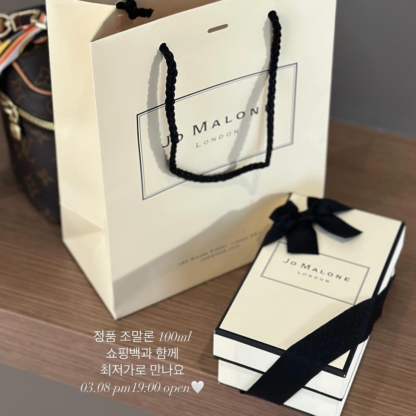 오늘 오후7시에 오픈하는 화이트데이기념 조말론 공구🫶🏻

저번 샤넬 디올 향수 너무 많은 사랑 주셔서 
이번엔 정품 조말론 향수 100ml
가장 best향 3가지 소개시켜드려요 
✔️#블랙베리앤베이 
✔️#우드세이지앤씨솔트 
✔️#라임바질앤만다린 

그중 유정픽 제품은 블랙베리앤베이로
남녀공용향으로 달달하면서도 고급스러운 향으로 
특히 잔향이 진짜 미쳤어요 ..💓
향수 하나로 사람이 고급진 무드가 난다니깐요ㅎㅎ

가격은 면세점가격보다 저렴하게 
정가대비 25% 할인하여 
🪽220,000 > 165,000 에 진행됩니다아 

선물용으로 구매하실분들이 많을거같아 ,
쇼핑백까지 무료증정 해드려요 🤍

💝3.8 오후7시 오픈
💝정가대비 25% 할인
💝쇼핑백 무료증정 
💝정식 수입 통관을 마친 100% 인증 제품
💝오후1시전 당일발송

향수는 재공구가 아무래도 어려워서
꼭 이번 특가때 구매해주세요
