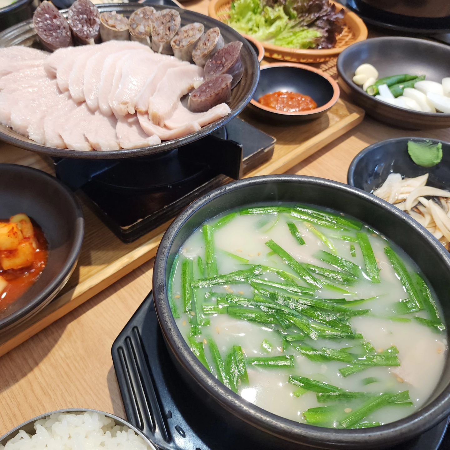 내가 원한 그 깔끔하면서 고소하고
감칠맛나는 부산식 돼지국밥 🥣

요기요 요기‼️

내가 요기를 잊고 살았다니🥲

오랜만에 문덕 볼일있어 왔다가
식사하러왔는데 으앙〰️
눈물나게 맛있잖아❤️
박수가 절로나오고 엄지가 절로 올라간다 👍 

쮸도 돼지국밥 한그릇 뚝딱하고
항정살 수육 몇점이나 해치우네😀

뚝배기 두그릇 국물 한방울
남기지 않고 다 마시고왔지유

예전보다 국물맛이 더 업그레이드된거
같은데 내 기분탓인가 더더더 끝내주는구만👏

📍부산본가돼지국밥

📍경북 포항시 남구 오천읍 남원로 3 부산본가돼지국밥

📍수육백반 11000원, 항정살 돼지국밥 9000원

📍진한데 끝맛이 깔끔하고 감칠맛 나는 부산식 돼지국밥

📍항정살 수육이라 잡내없고 부드러워 남녀노소
  누구나 좋아할 맛

#문덕돼지국밥맛집
#포항국밥맛집
#포항돼지국밥맛집
#포항문덕맛집
#부산본가돼지국밥
#포항항정살돼지국밥