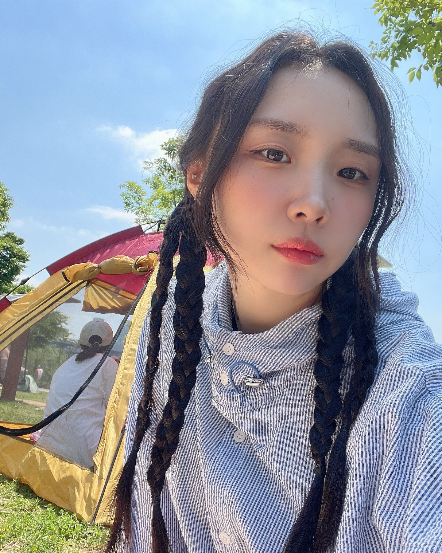 여름 싫어 한강 좋아 더위 싫어 맑음 좋아🌿🫧

#뚝섬한강공원 #한강피크닉 #땋기머리 #피크닉룩 #도시락 #셀카 #캐주얼패션 #후드티 #후드셔츠 #반스 #룩 #look #fashion