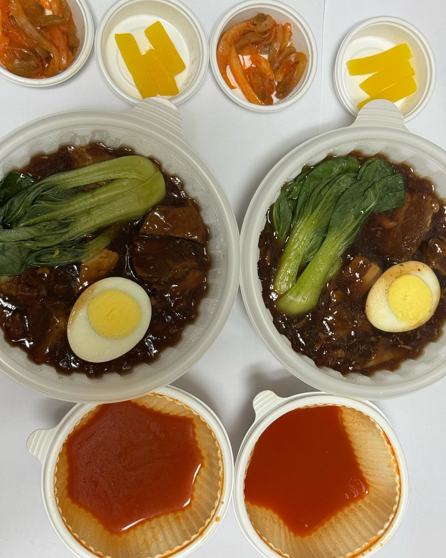 #협찬 동파육으로 대만 여행 갔다왔어요~~ <타이완벤땅 강남점>

🍖두툼한 살코기에~ 
고기가 야들야들하고 너무 부드러웠어요!
중독성 강한 소스까지!!
부드럽고 진한 맛이 일품이에요.🩷

🍖입안에서 살살 녹는 동파육~~
신선한 재료를 사용한 느낌 물씬~~🩷
역시 시그니처 메뉴인 이유가 있어요~!

🍖양이 생각보다 많아서 놀랐어요!
풍족한 식사를 즐겨서 기분좋은 하루!🫶🏻

🍖컵밥 형식으로, 동파육덮밥 이외에도
죽도 있고 메뉴가 다양해요 !
대만 여행 가고 싶어지는 맛~~
타이완벤땅 추천합니다🩷

동파육덮밥 13,900원

📍 서울 강남구 논현로85길 52 타이완벤땅 강남점
☎️ 02-555-1668
⏰️ 09:00 - 02:00

#동파육맛집#강남포장맛집#역삼포장맛집#강남배달맛집