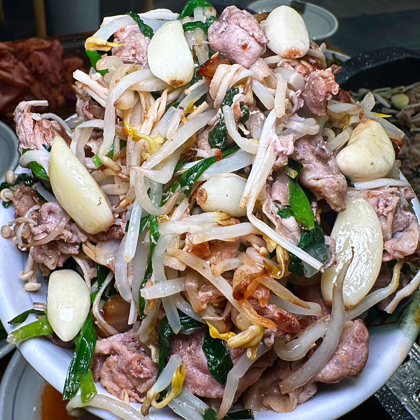 생오리 차돌구이로 몸보신 할뤠❓🥰❤ 

하루 300명이 방문하는 오리구이 맛집 나오리장작구이 군포점에 다녀와쏘욤‼️🤗 

유통부터 숙성까지 모든 걸 직접 하기 때문에 이익을 남기기보다는 많은 분들이 부담없이 즐길 수 있도록 하는 것이 나오리 장작구이만의 신념이쟈나욤😃 

오리차돌구이는 국내산 최고급 오리를 도축 즉시 급냉하여 잡냄새가 없고 채소와 함께 구웠을 때 가장 맛있는 두께 1mm로 숙련된 기술자가 손질하고 있어욤😲 

오리 차돌구이를 주문하면 산더미처럼 담긴 오리차돌이 나오는데 양이 어마어마해요... 
다양하게 싸먹거나 곁들여 먹을 수 있어서 너무 죠아욤🥰 

나오리장작구이는 900g 이하의 작고 연한 국내산 생오리로 참나무 장작가마에서 정성껏 훈연하여 육질이 부드럽고 맛있어욤💛 

머스터드 소스에 찍어 먹으면 죤마탱❤ 

나오리장작구이는 라면도 무료로 먹을 수 있고 생굴와 청귤에이드까지 천원에 맛볼 수 있는 이벤트까지 진행하니 안갈 이유가 없겠죠??😌 

포장하거나 배달하면 40%나 할인 되는데 완전 개이득👍 

오리 먹고 몸보신 하고 싶다면 나오리 장작구이로 달료🏃🏻‍♀️ 

@@나랑 오리 차돌구이 먹고 몸보신 할뤠❓🤍💙

📍 #나오리장작구이 

🗺위치
경기 군포시 고산로 144 2층 

⏰영업시간
매일 11:00 - 22:30 

☎: 1522-2244

#군포맛집 #군포맛집추천 #당정동맛집 #당정역맛집 #당정동 #당정역 #군포시맛집 #나오리장작구이군포점 #오리차돌구이 #오리구이맛집 #먹팔 #먹스타 #koreanfood #foodstagram #kfood