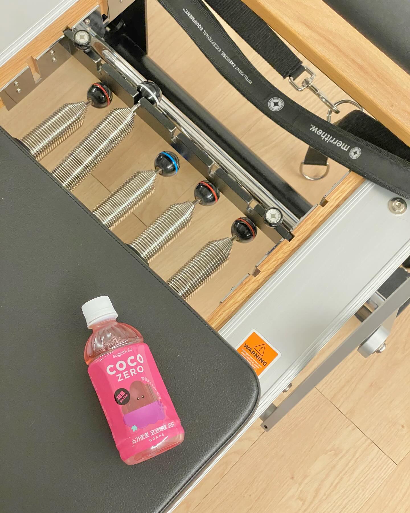 #gift
요즘 꼭 체중관리 때문이 아니더라도
설탕 섭취를 제한하기 위해 
제로음료 드시는 분들 많으시죠?

저도 저당이나 제로 음료없으면 못사는 1인인데요 ㅎㅎ
코코팜이나 모구모구, 공차처럼 
말랑한 젤리가 들어있는 음료 좋아하시는 분들!!

intakefoods 의 슈가로로 코코제로 음료 추천드려요!!
저는 리치랑 포도맛을 먹어봤는데
제로 음료 특유의 씁쓸한 끝맛 없이
달디단 음료 그 자체💗
게다가 말랑쫄깃한 코코까지 듬뿍 들어있어
다이어트 중 씹는 식감을 느끼고 싶을 때
마셔주기 좋더라구요!

식사때나 간식으로도 먹구, 
가끔 운동 중에 물이 먹기 싫을때도 
챙겨가서 부담없이 마셔주고 있어요. 
최근에 새로운 맛이 나왔던데
GS편의점에서 구매할 수 있으니
궁금하신 분들 달려가보세요!!
.
#저당음료 #제로음료 #다이어트 #슈가로로 #코코제로 #룸테리어 #필라테스 #집테리어 #집스타그램 #룸스타그램 #인테리어그램