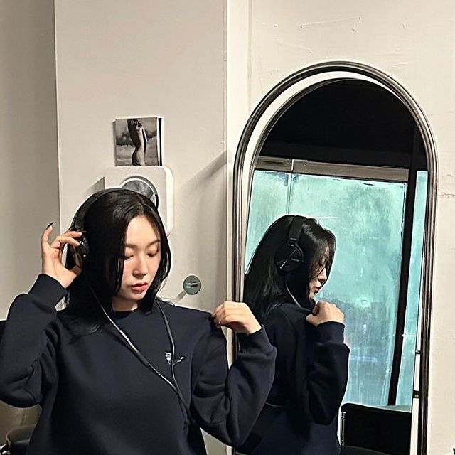 신영은 on Instagram: "#광고 #협찬 옥스타🖤 너무 따뜻해서 햅삐😽 안녕하세요 배우 영은입니다:) 감사한 기회로 이번엔 브랜드 #옥스타 에서 #특양면기모맨투맨 #네이비컬러 #해피냥 을 #제품