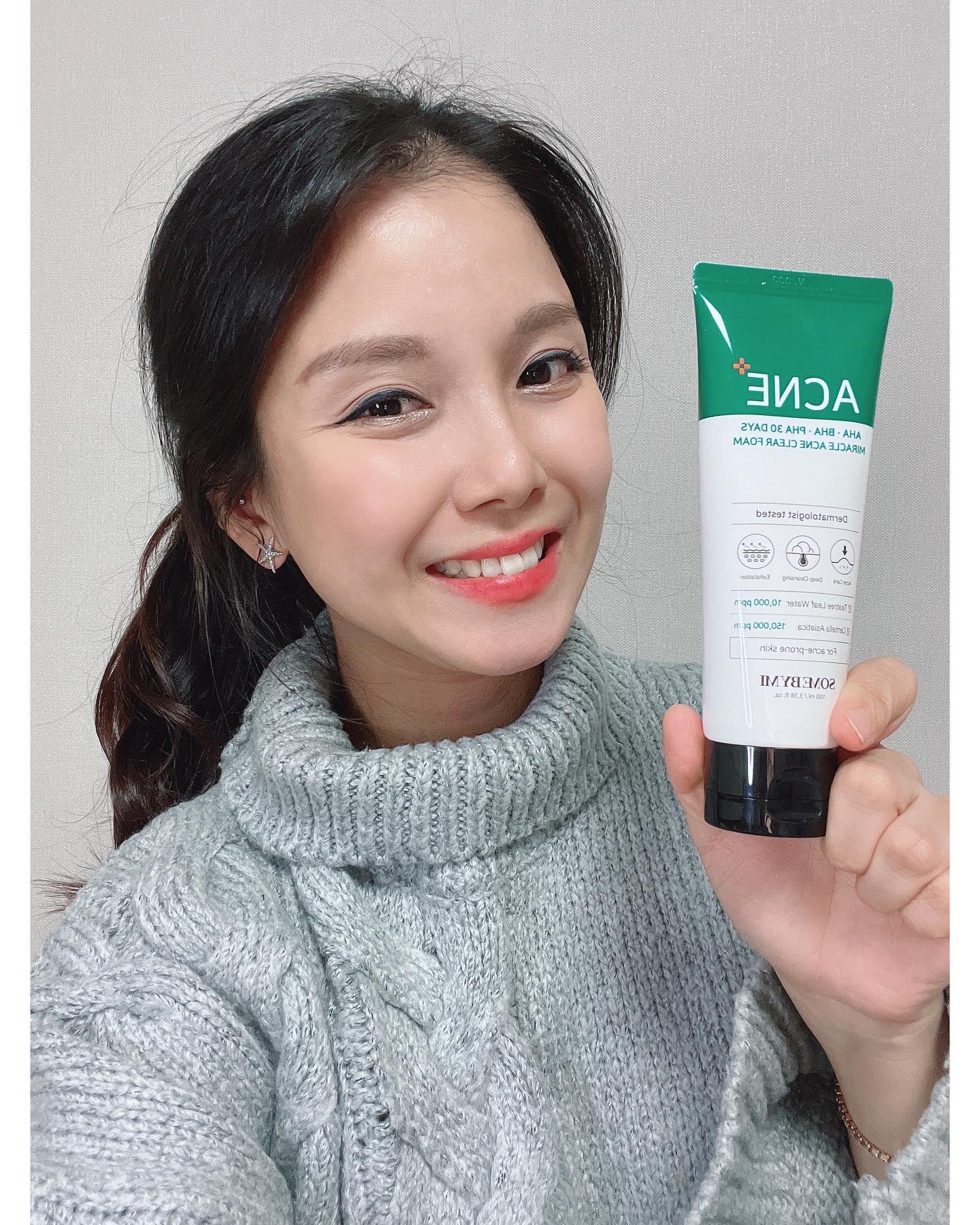#협찬 썸바이미 
아하 바하 파하 30데이즈 미라클 아크네 클리어 폼 100ml
여드름성 피부 완화 기능성 클렌저💚

3가지 필링 성분으로 피부 표면의 각질,노폐물,피지를 한번에 케어하는 SOME BY MI만의 저작그 트러블케어 조합💚

피부진정에 도움을 주는 티트리잎수 10,000PPM함유로 피부상태를 편안하게 케어💚

풍성한 거품으로 클렌징과 수분/진정을 동시에 티트리 케어해요

INGREDIENTS🌿
▪️AHA,BHA,PHA(트러블케어)
▪️Truecica (진정케어)
▪️4CICA(쑥추출물,티트리잎수,병풀추출물,병풀정량추출물)피부장벽강화케어

#15그램 #15그램뷰티 #15그래머 #somebymi 
#acnefoam #teatree #troublecare #soothing
#썸바이미 #클렌징폼 #트러블케어 #시카케어 #트러블진정 somebymi