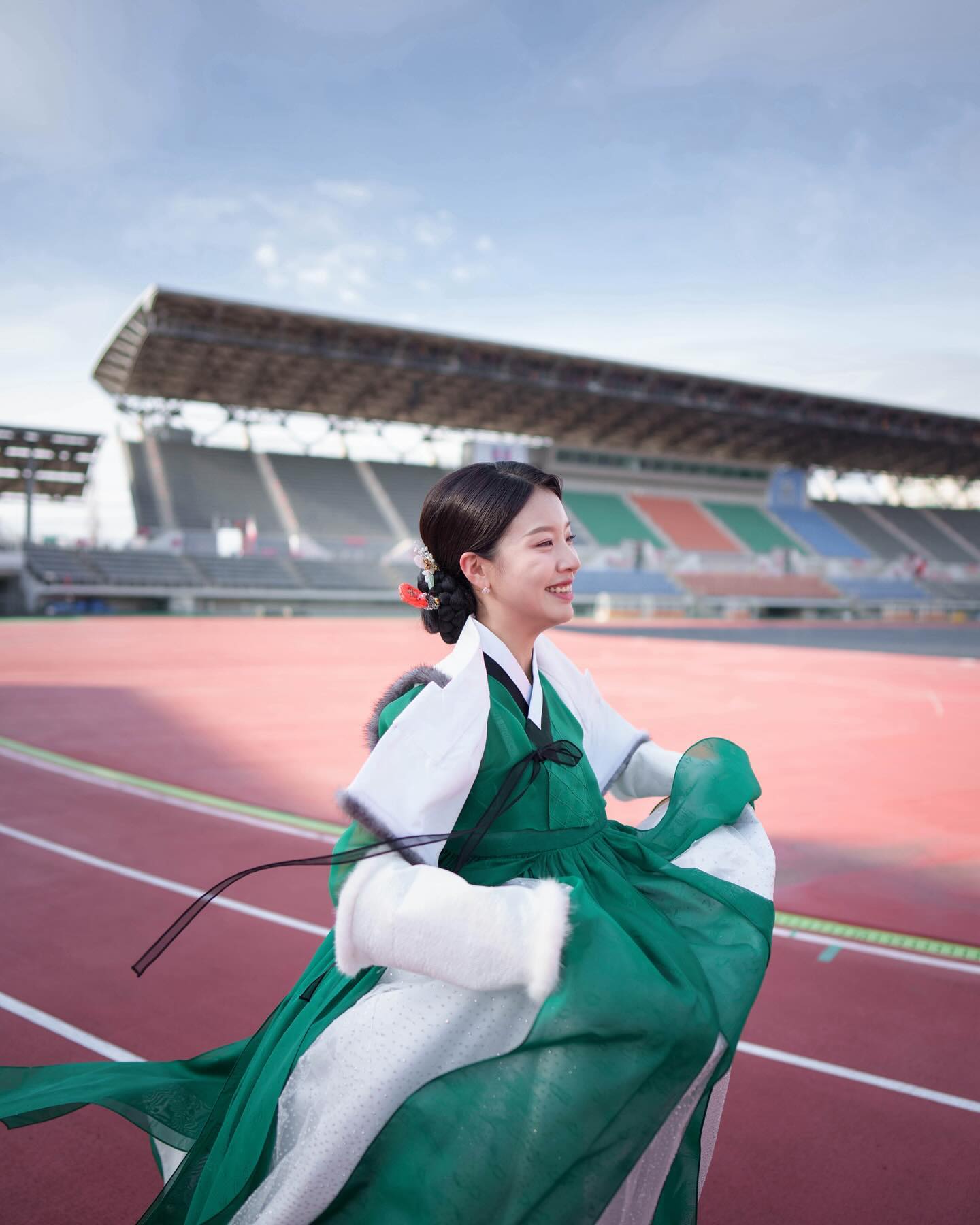 [수상혜택 36]
안녕하세요 한복모델 최주현입니다

2024년 구정도 며칠 지나지 않았네요. 다들 새해를 잘 보내셨나요? 새로 시작한다는 것은 늘 설렘을 갖게하는 것 같아요

저 역시 한복모델로서 새로운 기회를 가지게 되었는데요
올해 2024트렌드를 이끌어 갈 새로운 한복을 먼저 입어보고 화보 촬영하는 행사가 2월 말에 열립니다. 
제대로 준비해서 한복모델로서 트렌드에 맞는 멋진 퍼포먼스를 보여드리고 싶습니다 :)
추가로 2024 대한민국 한복모델 선발대회 전국 예선이 드디어 시작되었습니다 여러분도 주인공이 될 수 있습니다 도전해보세요 👑 

korea_hanbokmodel 
#대한민국한복모델선발대회 #비교불가 #한복모델선발대회 #압도적1위 #수상혜택