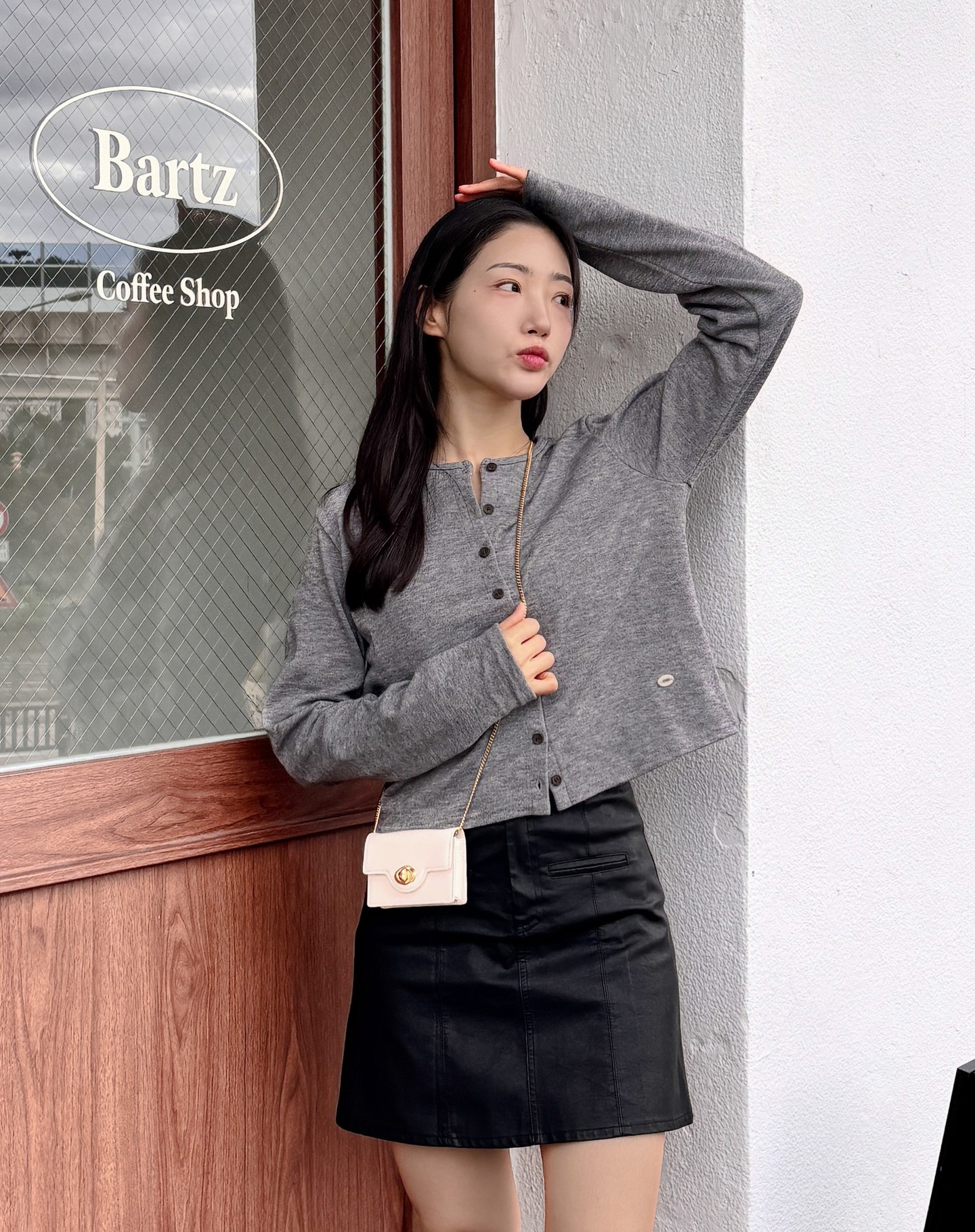 #광고 iter_official 

가을에는 역시 #가디건 만한 코디가 없지 ~ #잇터 #ITER #가을가디건 으로 완성한 무채색 코디. 올 가을엔 그레이가 핫하다면서요? -ᴗ'~ 기장감도 핏도 여유있어서 편안한데 실루엣이 너무 예쁨 ! 또 어떻게 코디해볼까나 ❛˓◞*✧

#잇터가을가디건 #잇터가디건 #가디건추천 #여자가디건 #ootd