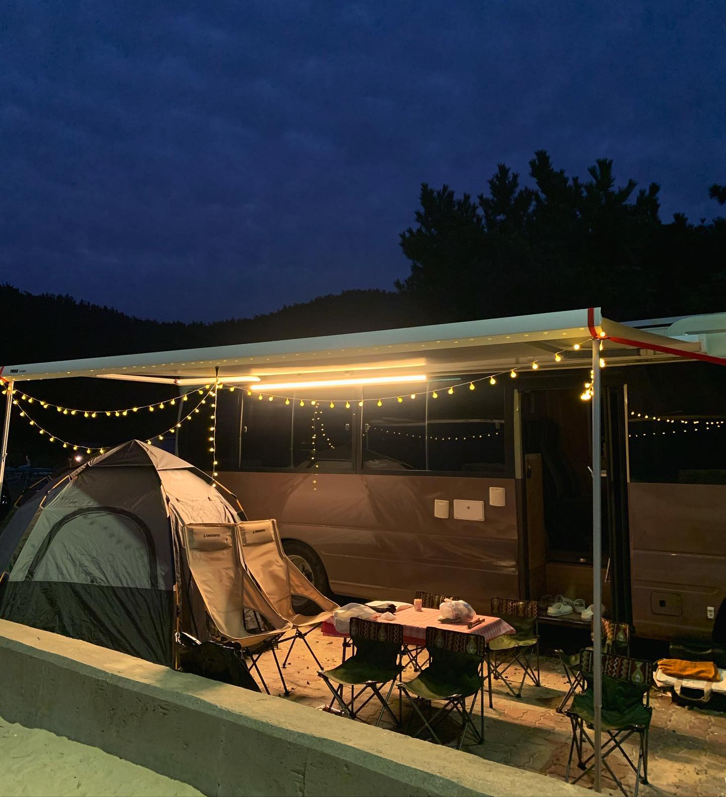 #핑고담캠핑🚌🏕

처음으로 조명 달아봤는데 예쁘네에..😚🧡
