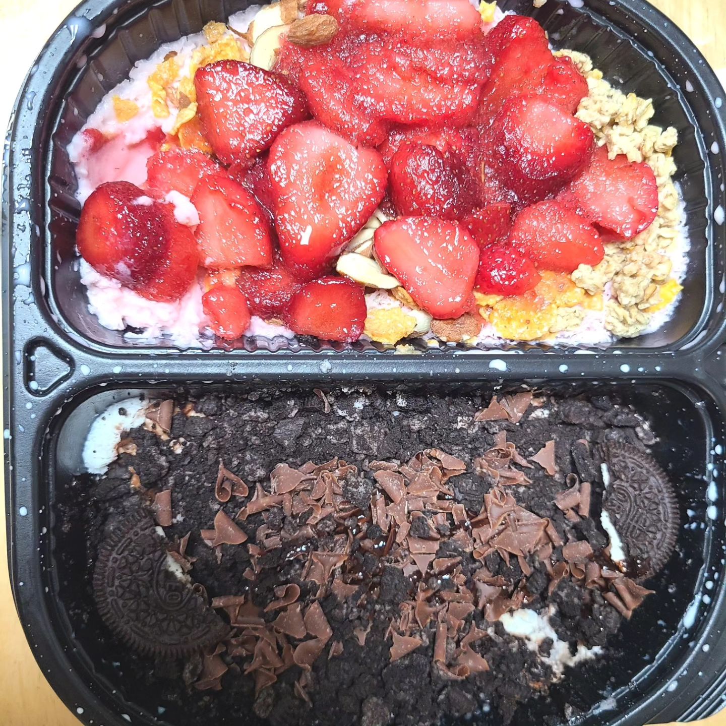 #빙수판다
#김포빙수판다
#구래동빙수판다

맛있어서 광고해드리고 싶은 빙수집
우연히 누가 사줘서 먹어 봤는데
참말로 맛나드라!!

반반 빙수가 있어서 
늘 반대로 시키는 서자매의 취향을 다 완벽하게 수용 

자매들의 평화를 부르는 빙수집 빙수판다🐼

갠적으로 #딸기빙수 #와일드바디빙수 추천❤

#빙수맛집 #빙수추천