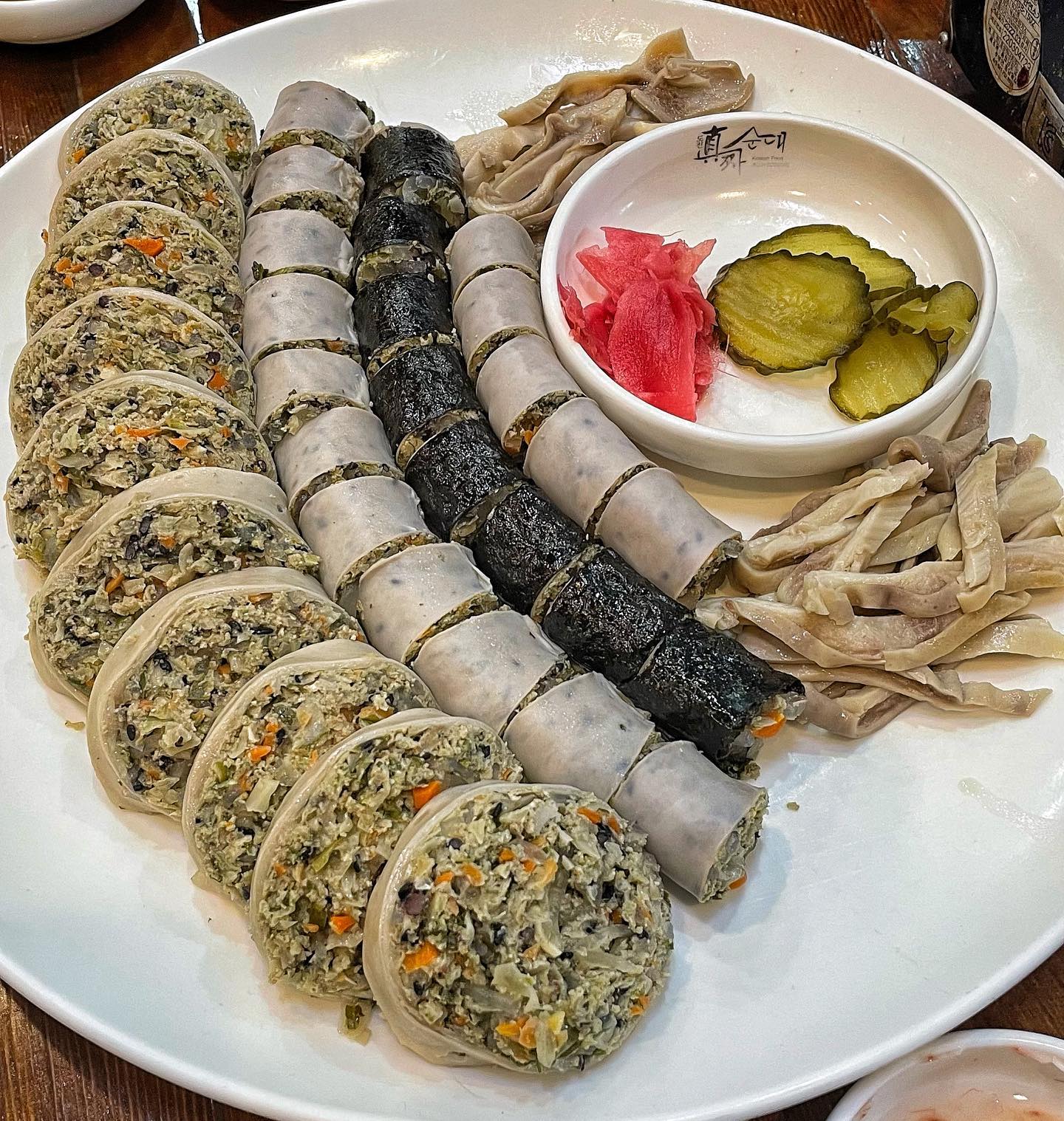 3시에 웨이팅 하는 순대집이 있다?

📍#도천진짜순대 #도천진짜순대본점 

🍽️#모듬순대 
#막창 이랑 #곱창 으로 총 7가지 넣었다는 순대집!
담백하고 생강이랑 잘 어울려서 맛나게 먹었다ㅎㅎ

🍽️#순대전골 
전골에 #통들깨 가 들어가요! 통으로는 첨 먹어보는데 완전 꼬소소☺️
보끔밥은 #k디저트