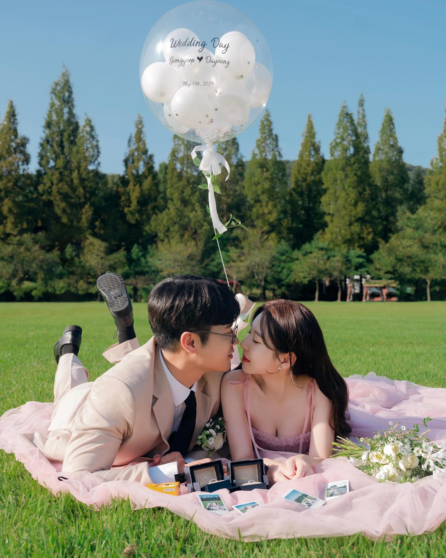 성공적이었던 야외 웨딩 촬영💕
웨딩 느낌이 가득 나는 벌루니크의 리프태슬 레터링풍선 덕분에 인생샷을 건졌어요🤍
레터링이 딱 보이는 타이밍에 촬영해주신 작가님 최고✨