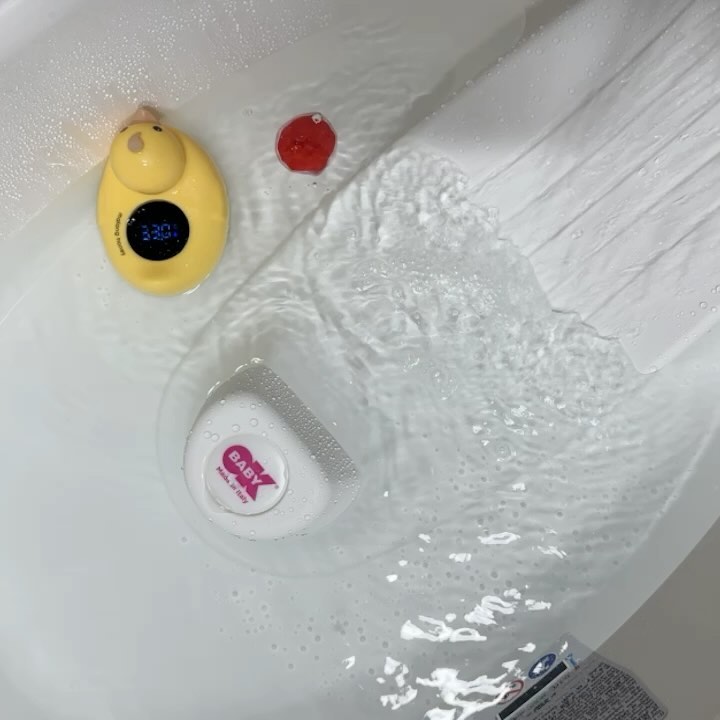 #협찬 #광고 petitelin_official 🛁온다베이비플러스 ”아기욕조“✨
_
#초보엄마, 아빠도 손쉽게 아기를 목욕시킬 수 있는 신생아부터 유아까지 #사용 가능한 #아기욕조 추천 ❤️
_
0~6개월: 목을 가누지 못할 때에는 뉘어서 사용할 수 있음
6~12개월: 목을 가누고 앉는 힘이 생기면 앉혀서 사용할 수 있음
_
✔️메이드 인 이태리로 100% 이탈리아에서 생산하는 #신생아욕조 👍👍👍
✔️시중에 파는 다른 제품과는 다르게 부속품이나 #추가 구매없이 신생아부터 유아까지 #사용가능!
✔️내부에 물 온도를 체크해주는 #온도 스티커가 붙어있어서 별도의 탕온계도 필요 없음
✔️유선형의 부드럽고 간편한 디자인이라 욕실에 두어도 크게 자리를 차지하지 않음
✔️#퀵배수 시스템이라 #금방 물을 빼고 채울 수 있어 굳이 #목욕용, 헹굼용 두개의 욕조를 쓰지 않아도 됨 :-)
_
#유아욕조 #돌아기욕조 #출산준비물 #온다베이비플러스 #온다베이비 #욕조 #육아스타그램 #육아