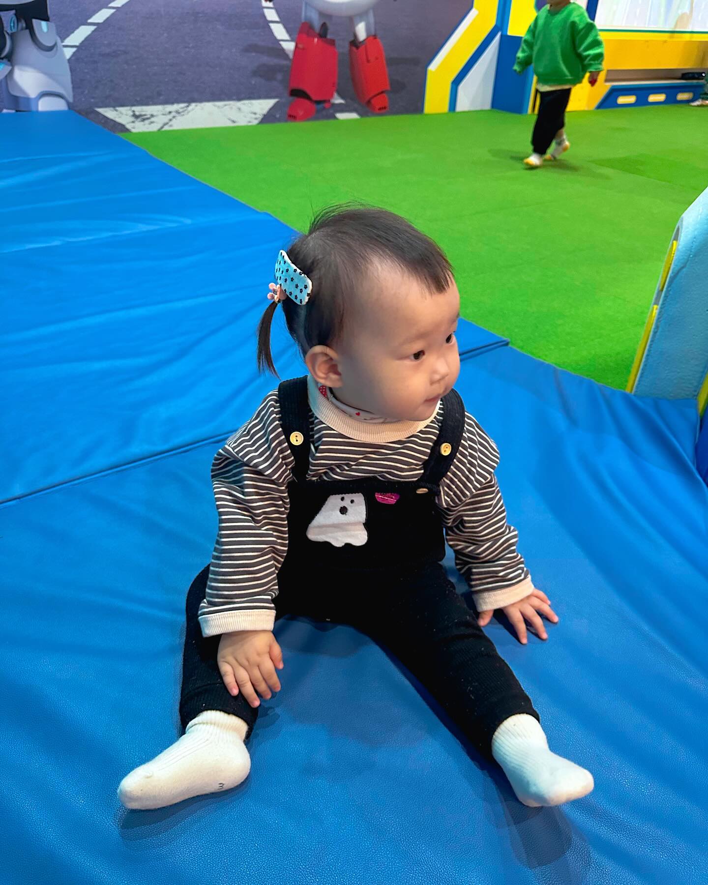 D+527 / 2023.11.17 아빠의 생일날🎂
아빠생일날 나윤이가좋아하는 뽀로로만나러 다녀왔어요😋 
나윤이가 좋아하는 패티는 없었지만 ..🥲
타요버스도 직접 운전하고 대왕뽀로로랑 찰칵📸
담엔 뽀로로파크로 데려가주께..... :)ㅎㅎ

올해는 다같이 미역국도먹고 축하노래도 부르고 !!
내년생일은 또 어떨까 너무 궁금하네여 :)
