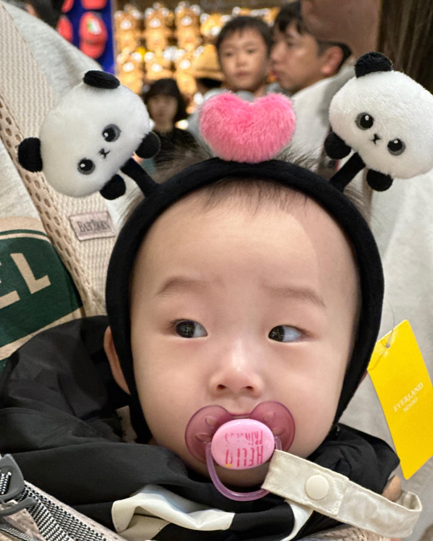 🐼2023.10.08 용인 에버랜드🐼

푸바오 아니고 송바오에오˙ᵕ˙
엄마가 울 가족 셋 커플로 판다 머리띠 하자고  샀는데 머리가 너무 작아 머리띠는 아직 무리라 전 삔을 사줬는데 왠걸~~~? 엄마가 결제를 하고 나서야 아차 싶었데요~ 제 머리털이 아직 민들레씨 라는걸요~ 슬프게도 머리털이 조금뿐이라 모자 캡에 달고 다녔지 모에요😂