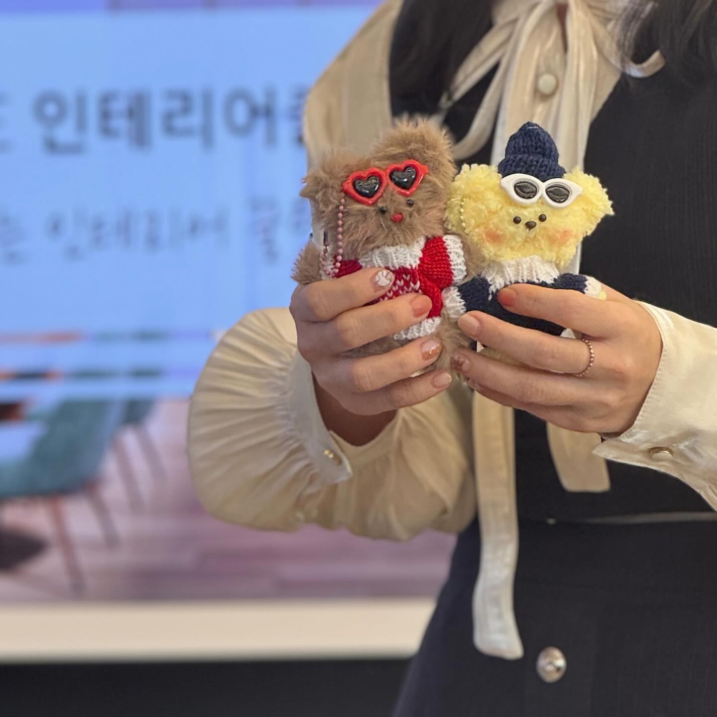 일요일에 참여한 #삼성스토워 #원데이클래스
인테리어에 대한 강의를 짧게 들은 뒤 
모루인형을 만들어보았어요.
평소에 인테리어에도 관심이 많고, 
모루인형도 만들어보고 싶었는데, 
1석2조 였어요! 🐻🐰

퀴즈도 맞춰서 선물도 받구🎁

알찬 일요일이었댜..❤️‍🔥
#삼성컬쳐랩 #삼성전자이벤트